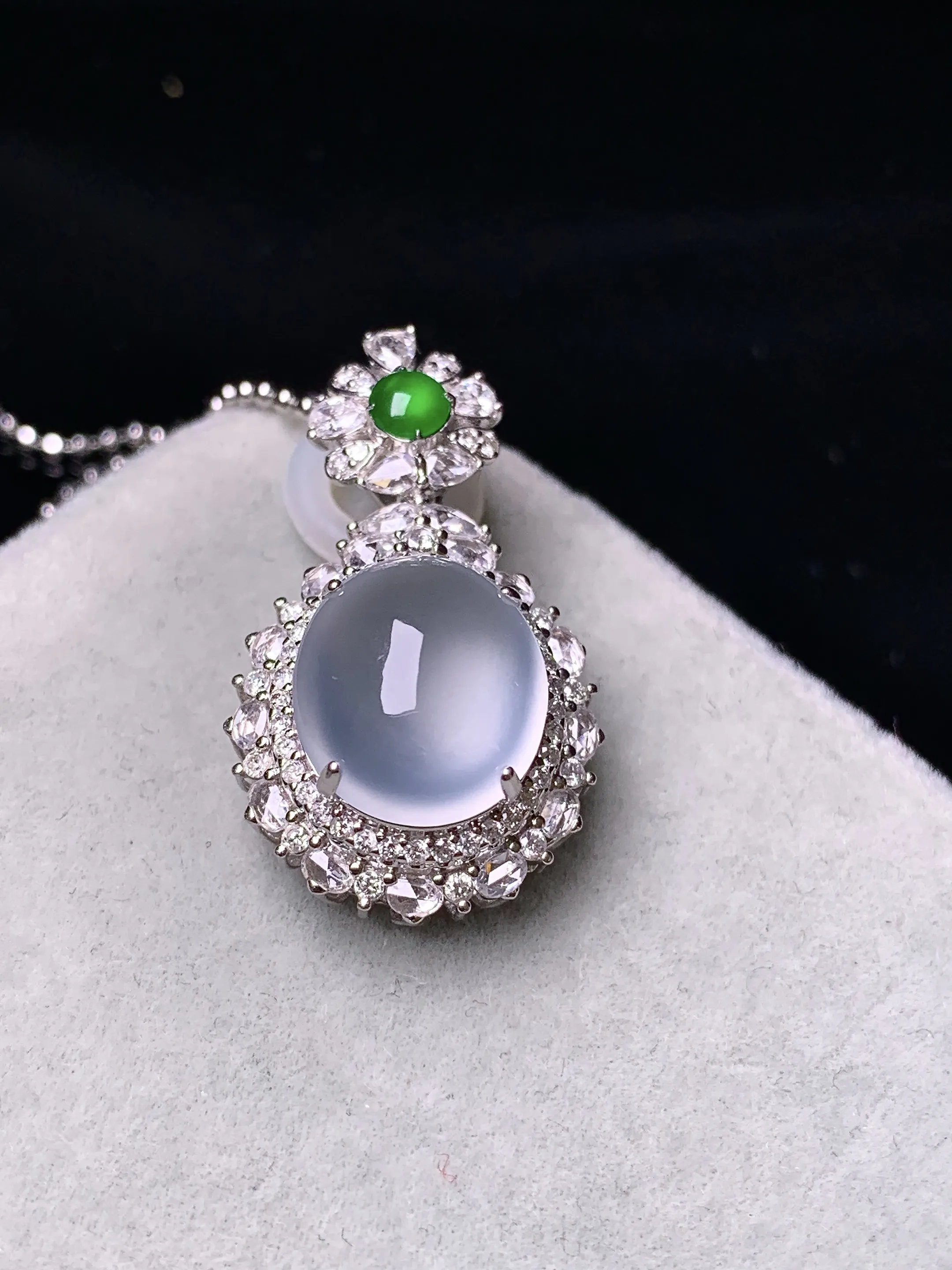 18k金钻镶嵌玻璃种蛋面吊坠 玉质细腻 色泽艳丽清新 整体尺寸26.8*15.5*12