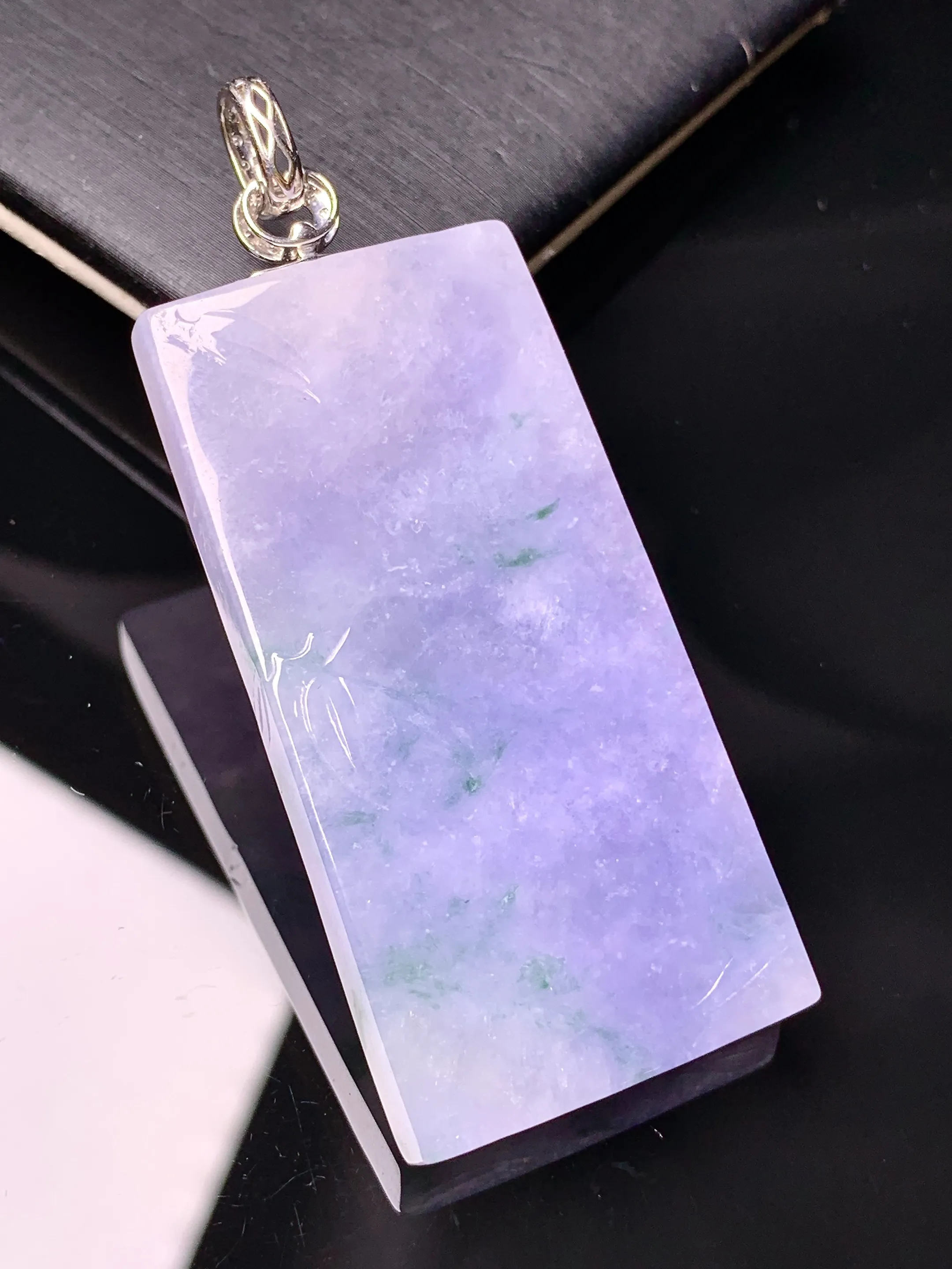 18k金钻镶嵌紫罗兰飘绿素牌吊坠 玉质细腻 色泽艳丽清新 整体尺寸60.2*24*5.6