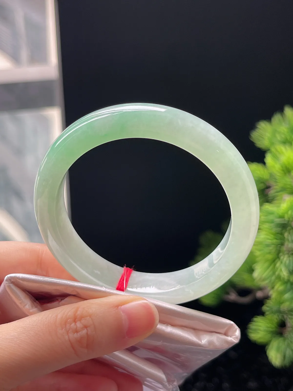 正圈55.9圈口，翡翠冰糯种浅绿色手镯