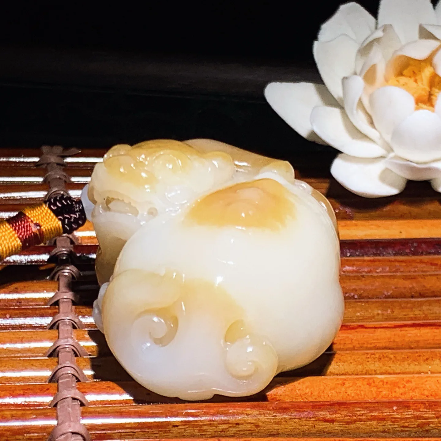 新疆和田玉白玉羊脂白且末糖招财进宝貔貅把件 回头貔貅把件 尺寸58/42/30重119.5克。玉质细腻油润。手推出油。品相大气 lt260204