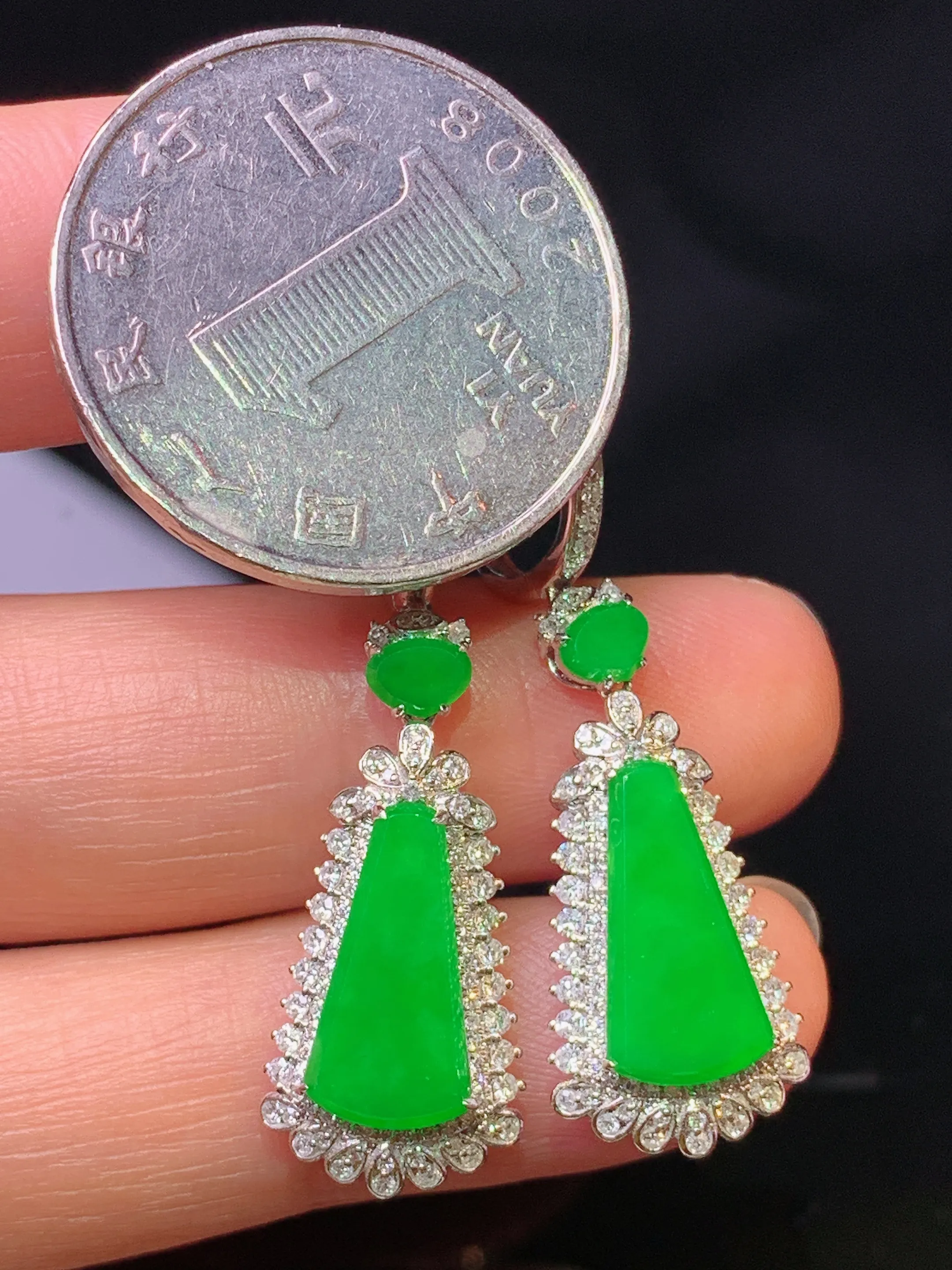 18k金钻镶嵌翠绿无事牌耳坠 玉质细腻 色泽艳丽清新 整体尺寸39.2*11.5*5.5