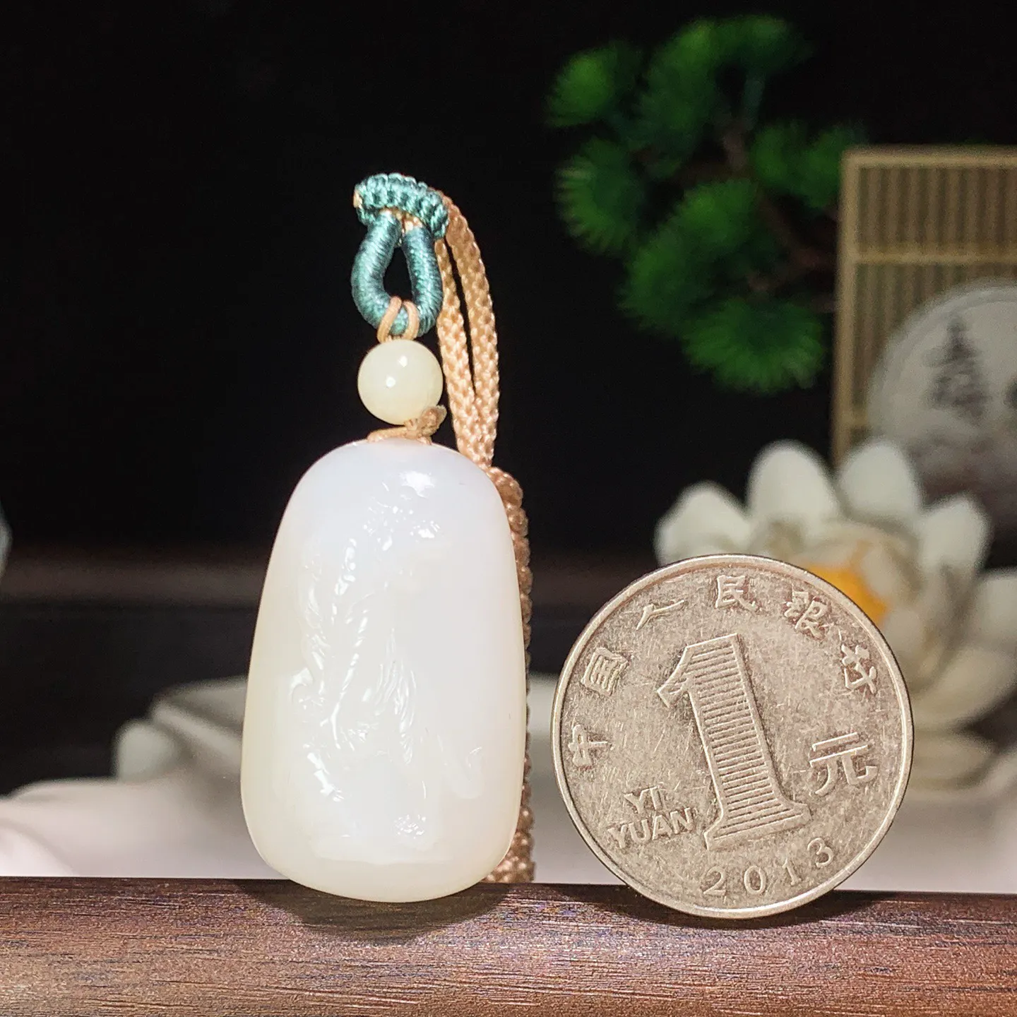 和田玉白玉上山虎挂件 尺寸31/19/10重13克。玉质细腻油润。手推出油。品相大气 lt260204