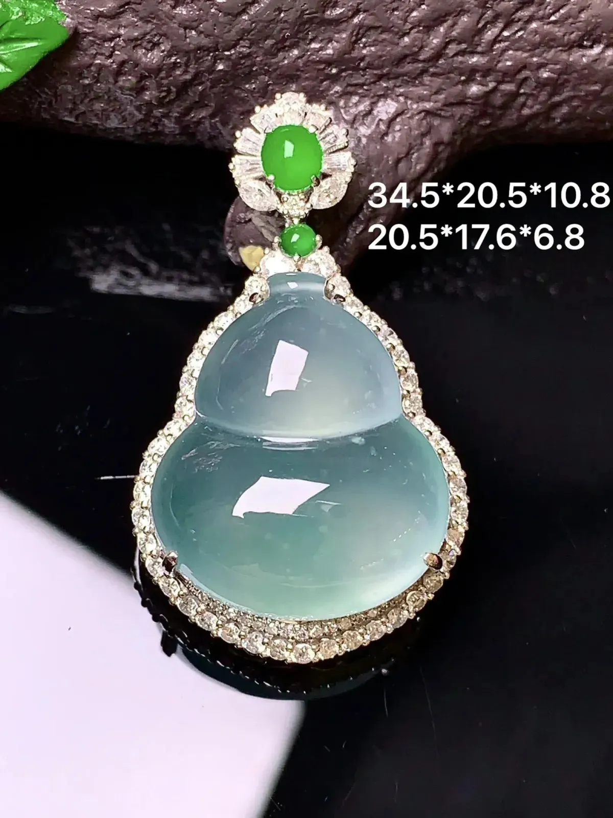 18k金钻镶嵌冰种葫芦吊坠 玉质细腻 色泽清新艳丽  整体尺寸34.5*20.5*10.8