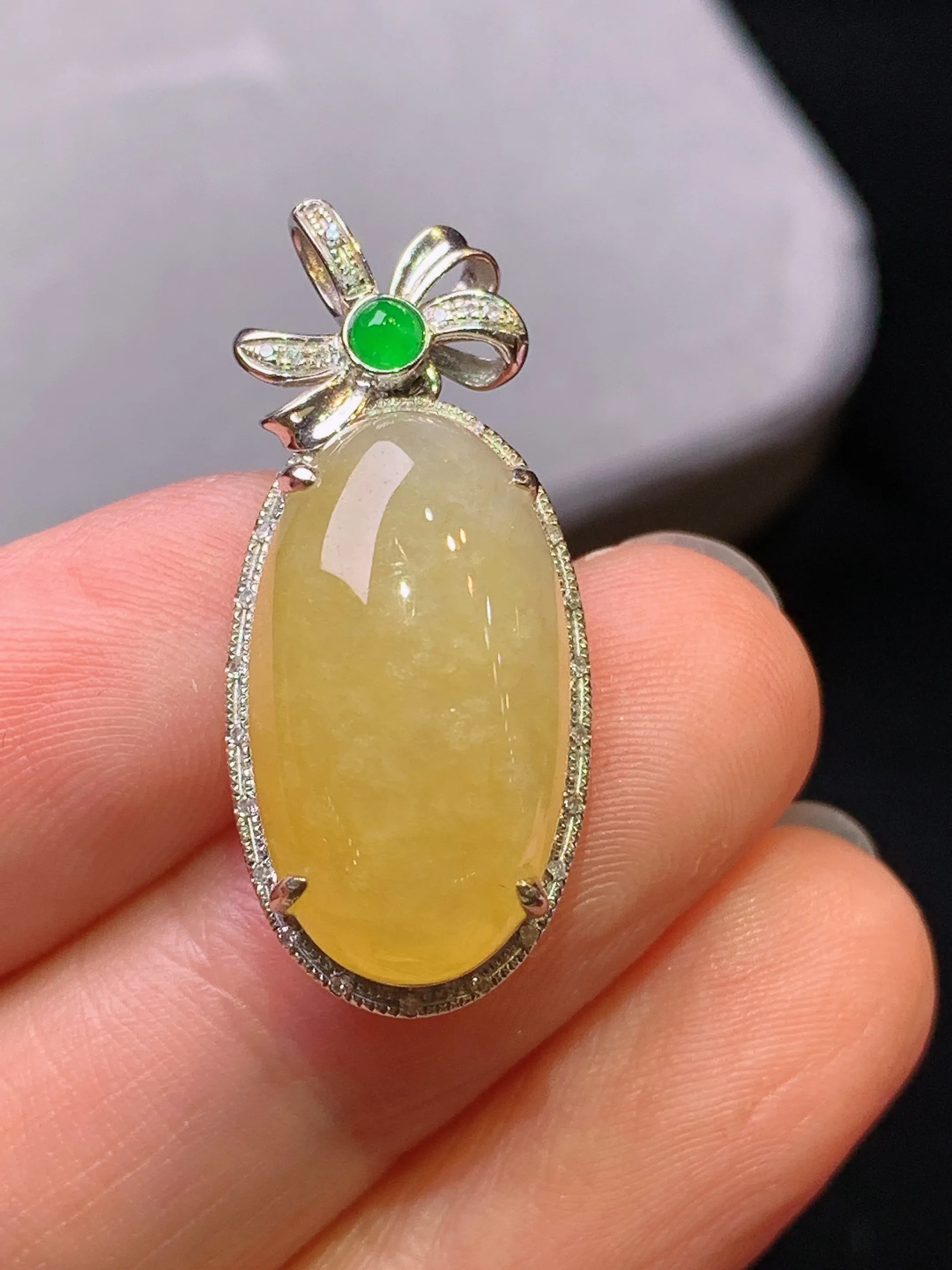 18k金钻镶嵌黄翡蛋面吊坠 玉质细腻 色泽艳丽清新 整体尺寸29.8*12.8*8.7