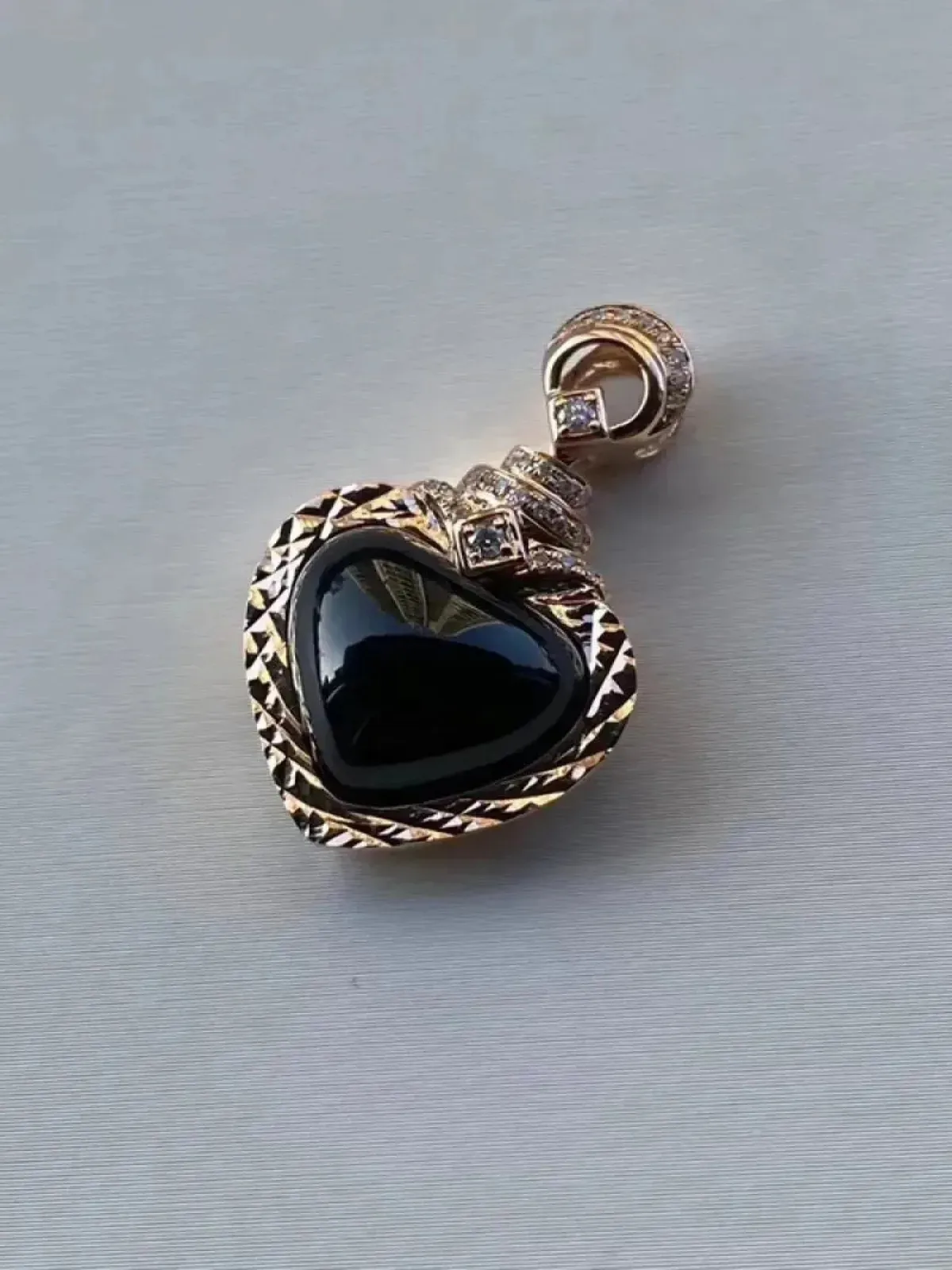 墨翠：【桃心吊坠】18K金+南非钻镶嵌，细腻干净，黑度极黑，性价比高，雕工精湛，打灯透绿 裸石尺寸：13.6*11.5