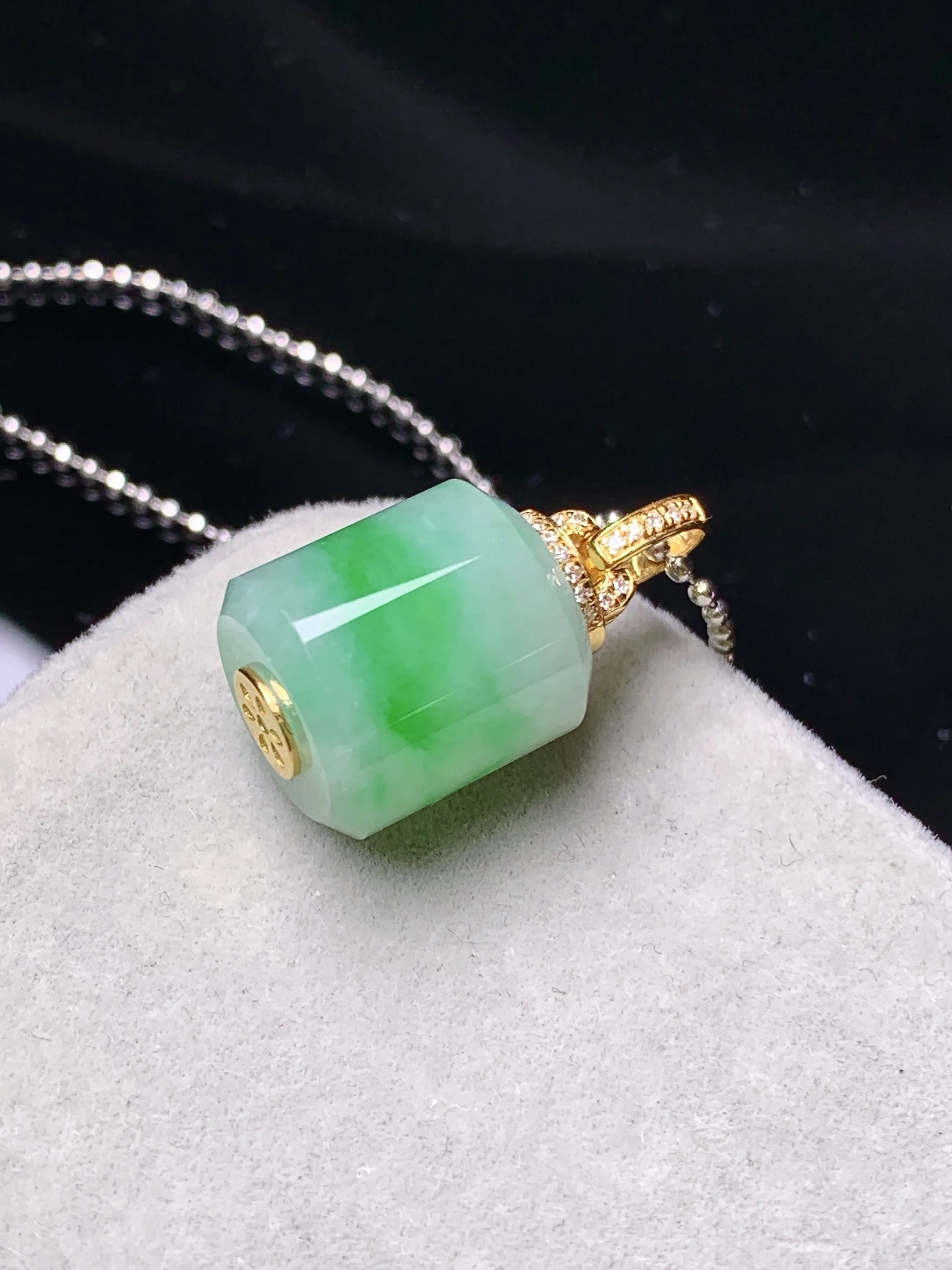 18k金钻镶嵌飘绿路路通吊坠 玉质细腻 色泽艳丽清新 整体尺寸20.6*11.5