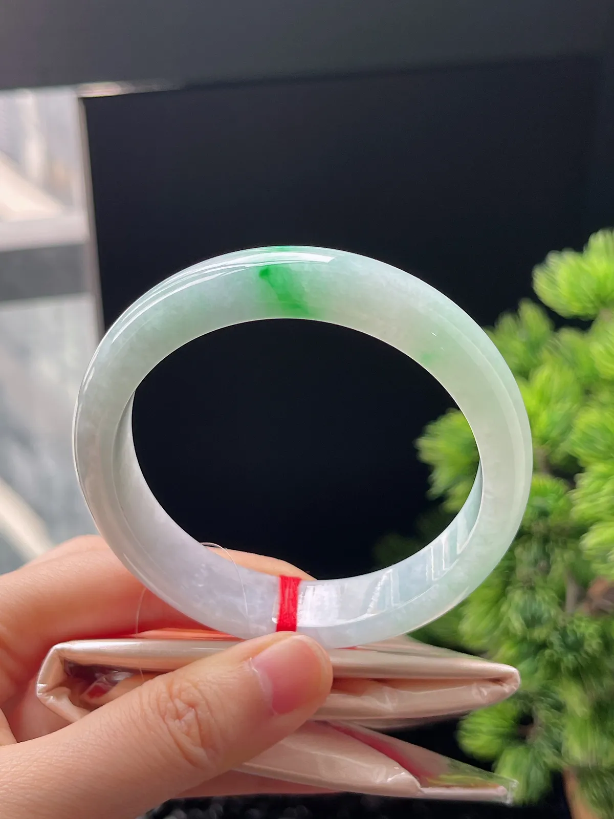 正圈57.6圈口，翡翠糯化种飘绿手镯