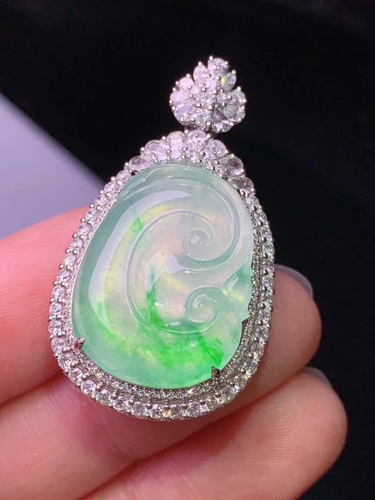 18k金钻镶嵌飘绿如意吊坠 玉质细腻 色泽艳丽清新 整体尺寸35.5*20.5*11.3