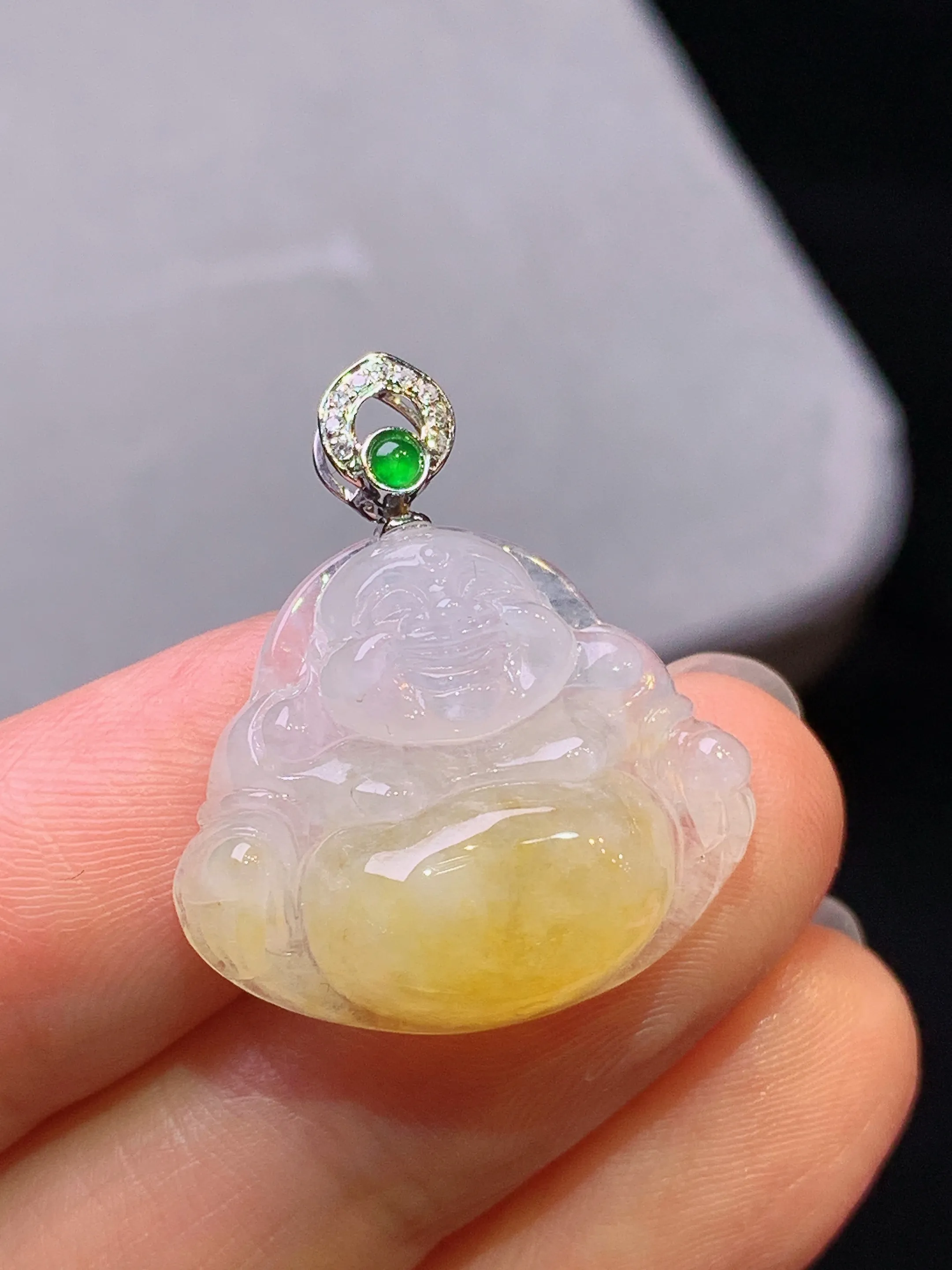 18k金钻镶嵌飘黄翡佛公吊坠 玉质细腻 色泽艳丽清新 整体尺寸25.5*22.5*6.5