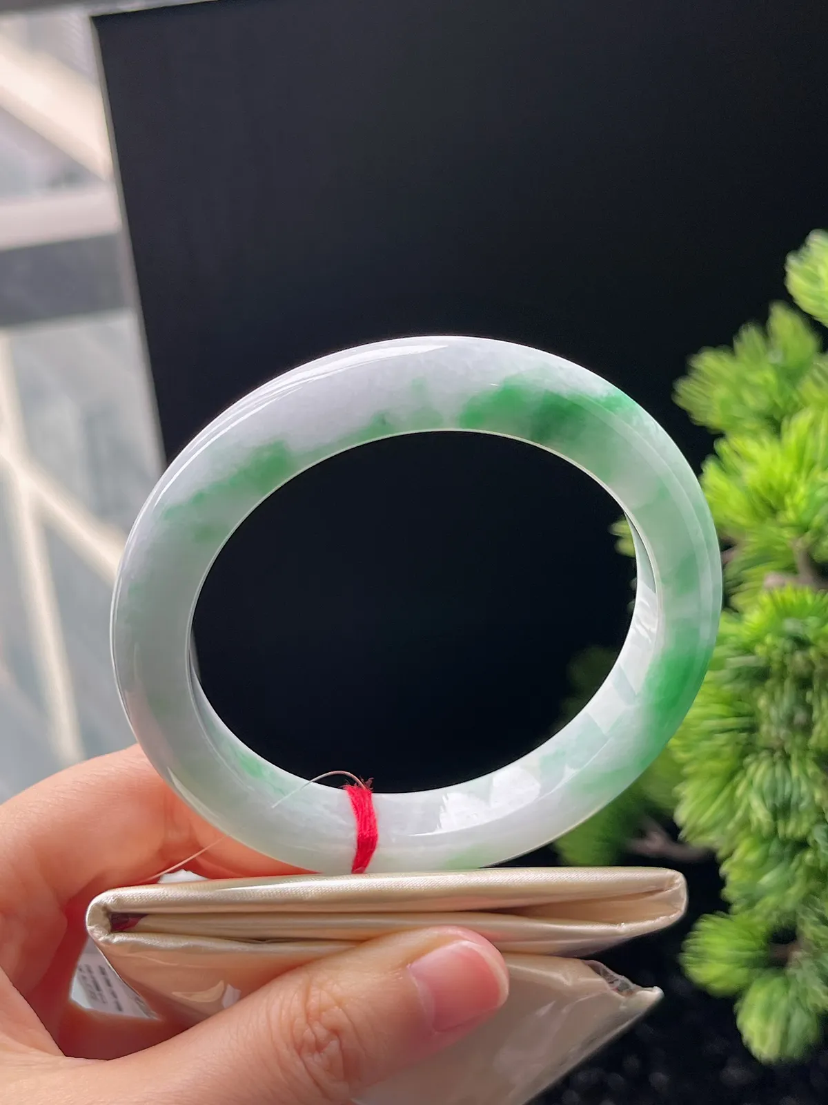 正圈58.8圈口，翡翠糯化种飘绿手镯