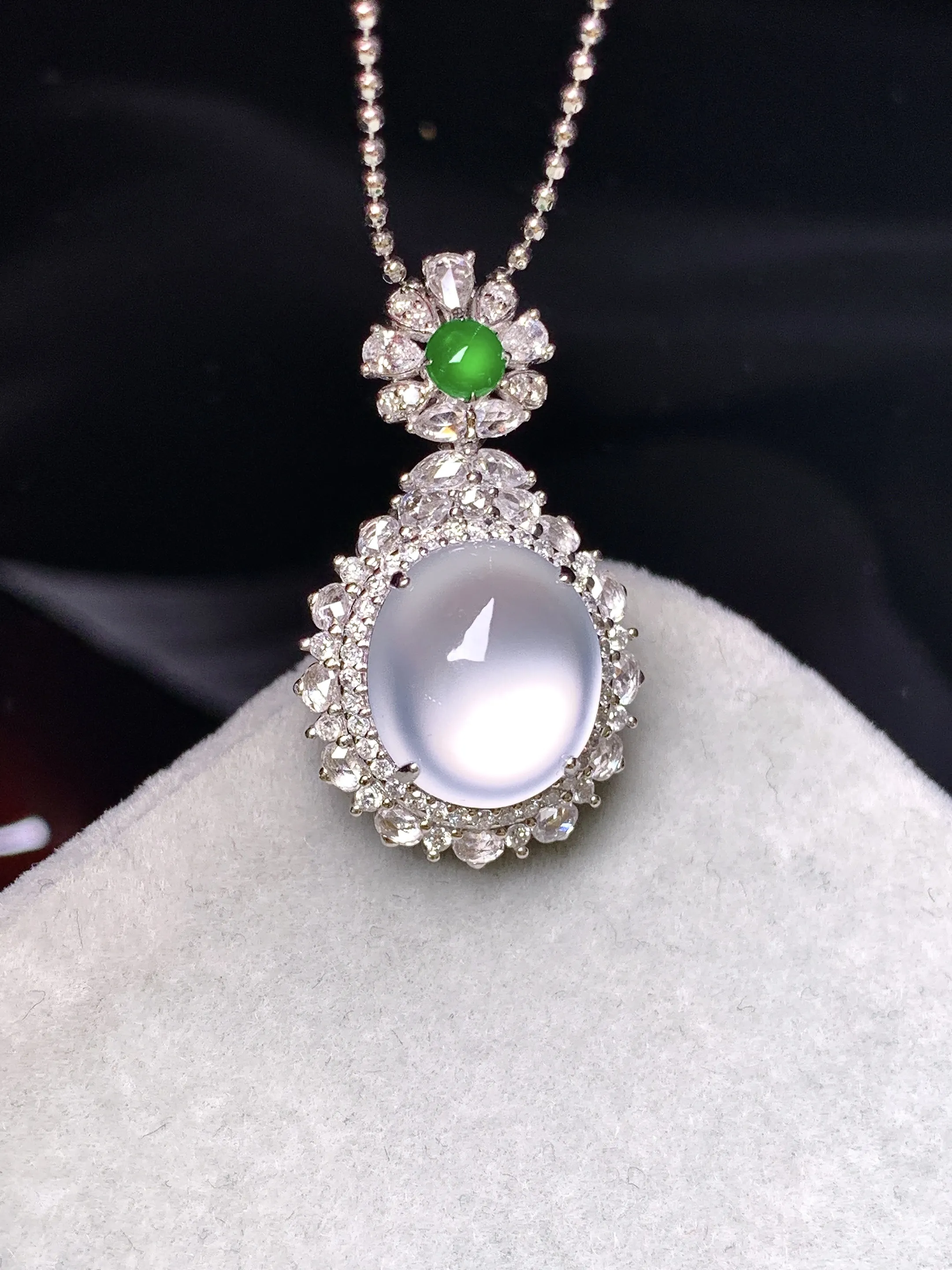 18k金钻镶嵌玻璃种蛋面吊坠 玉质细腻 色泽艳丽清新 整体尺寸26.8*15.5*12