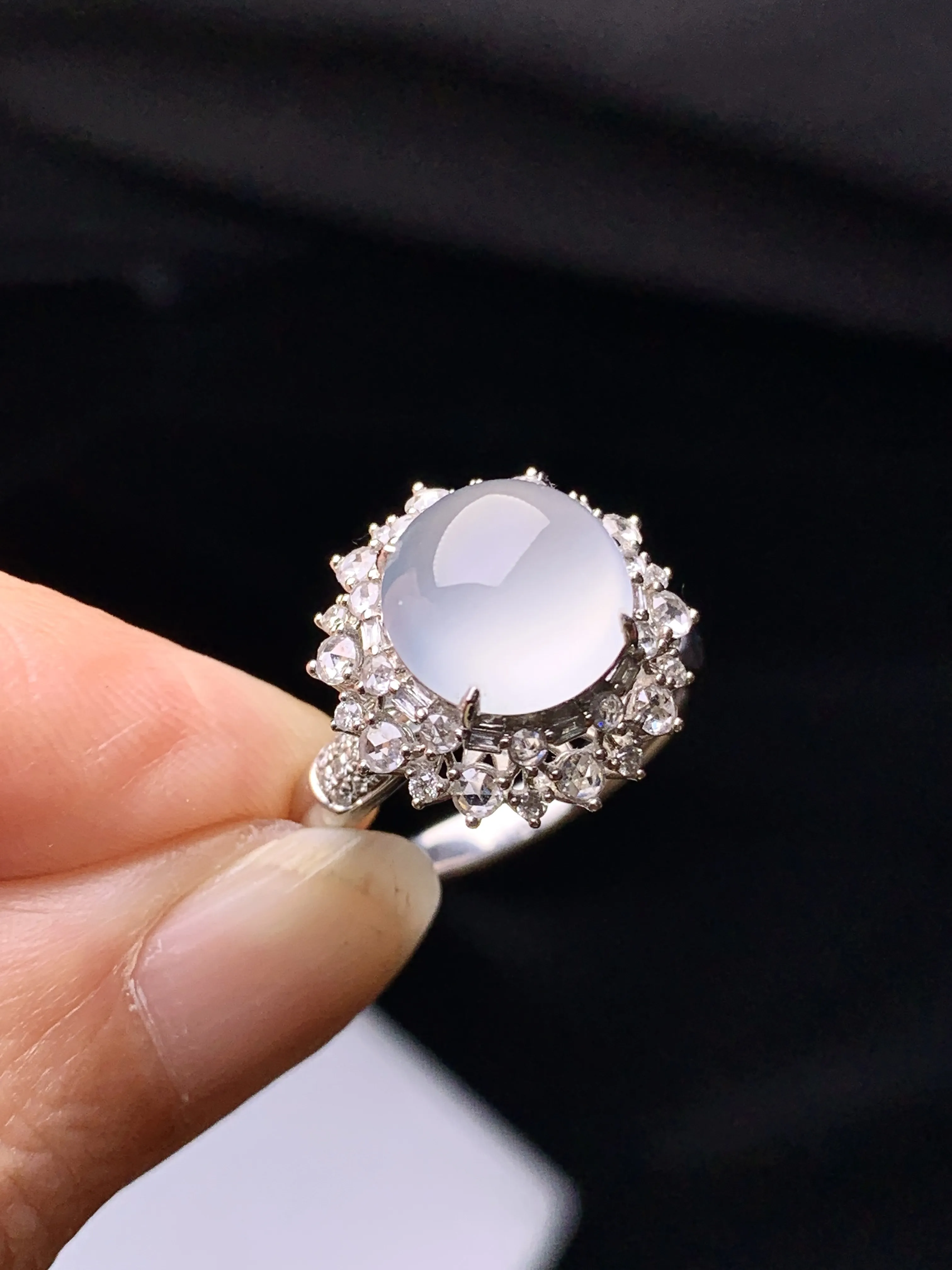 18k金钻镶嵌冰种蛋面戒指 玉质细腻  色泽清新艳丽 圈口14 整体尺寸15.2*12.5