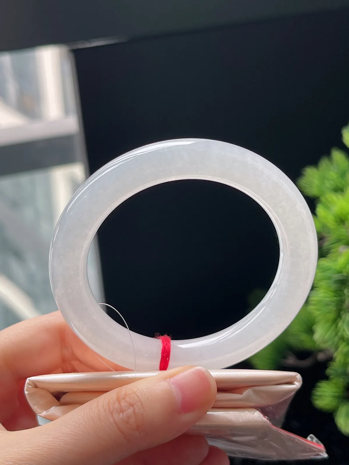 圆镯54.5圈口，翡翠冰糯种白色手镯