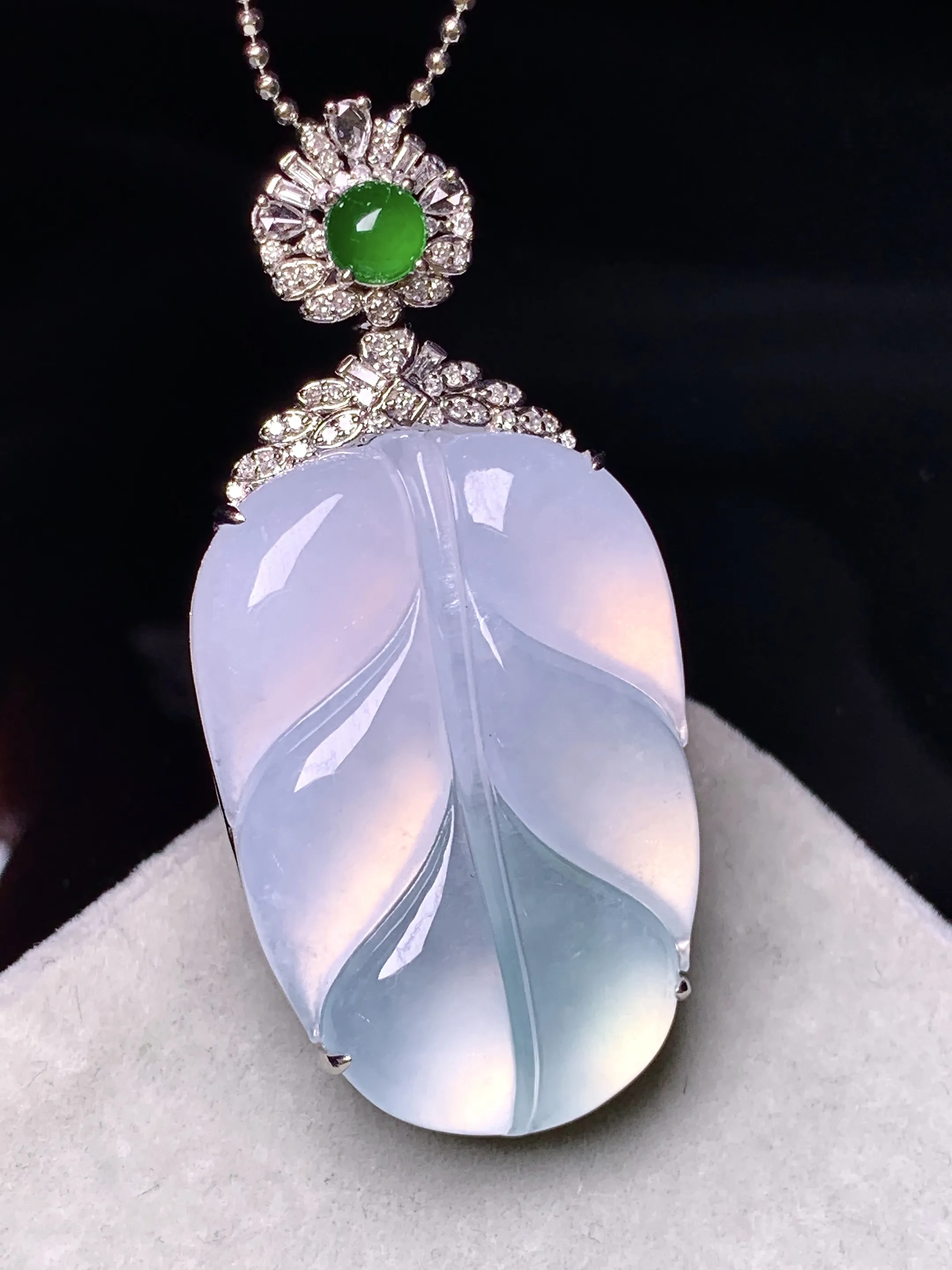 18k金钻镶嵌冰种树叶吊坠 玉质细腻 色泽艳丽清新 整体尺寸47*22*9.6