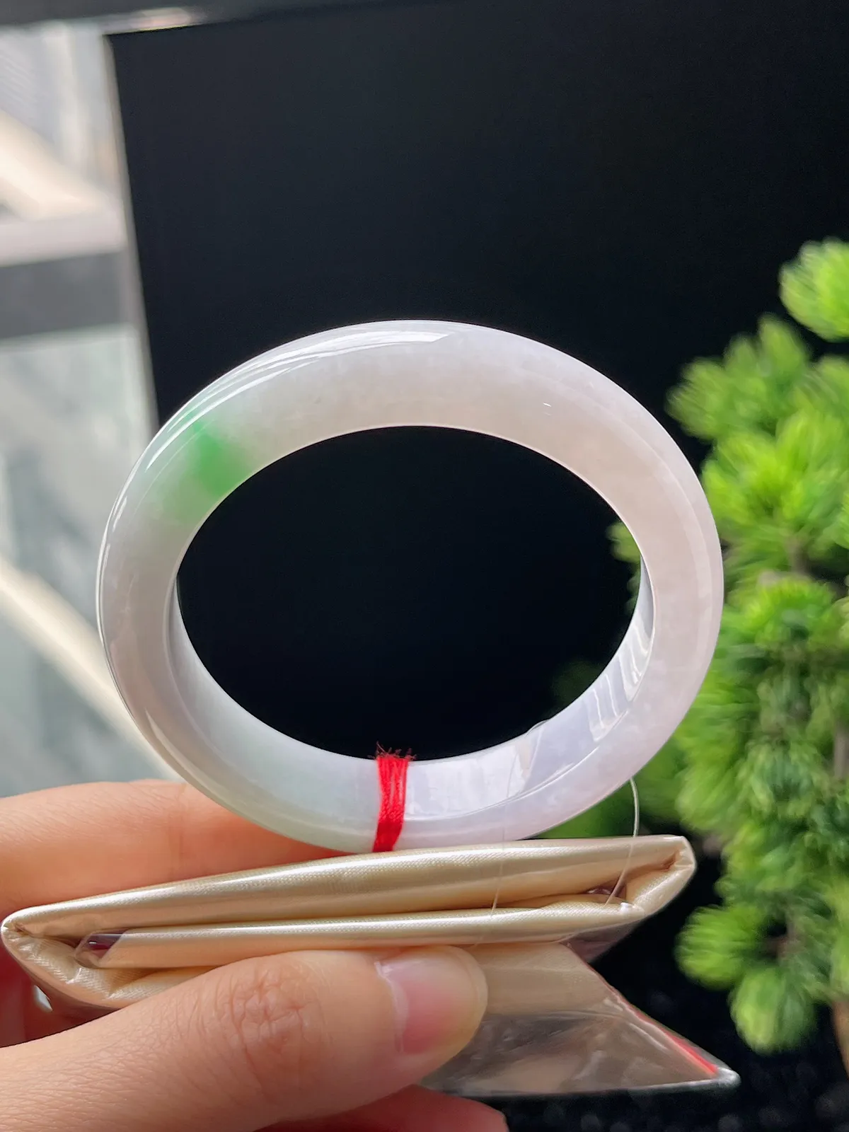 正圈52.7圈口，翡翠糯化种飘绿淡春彩手镯