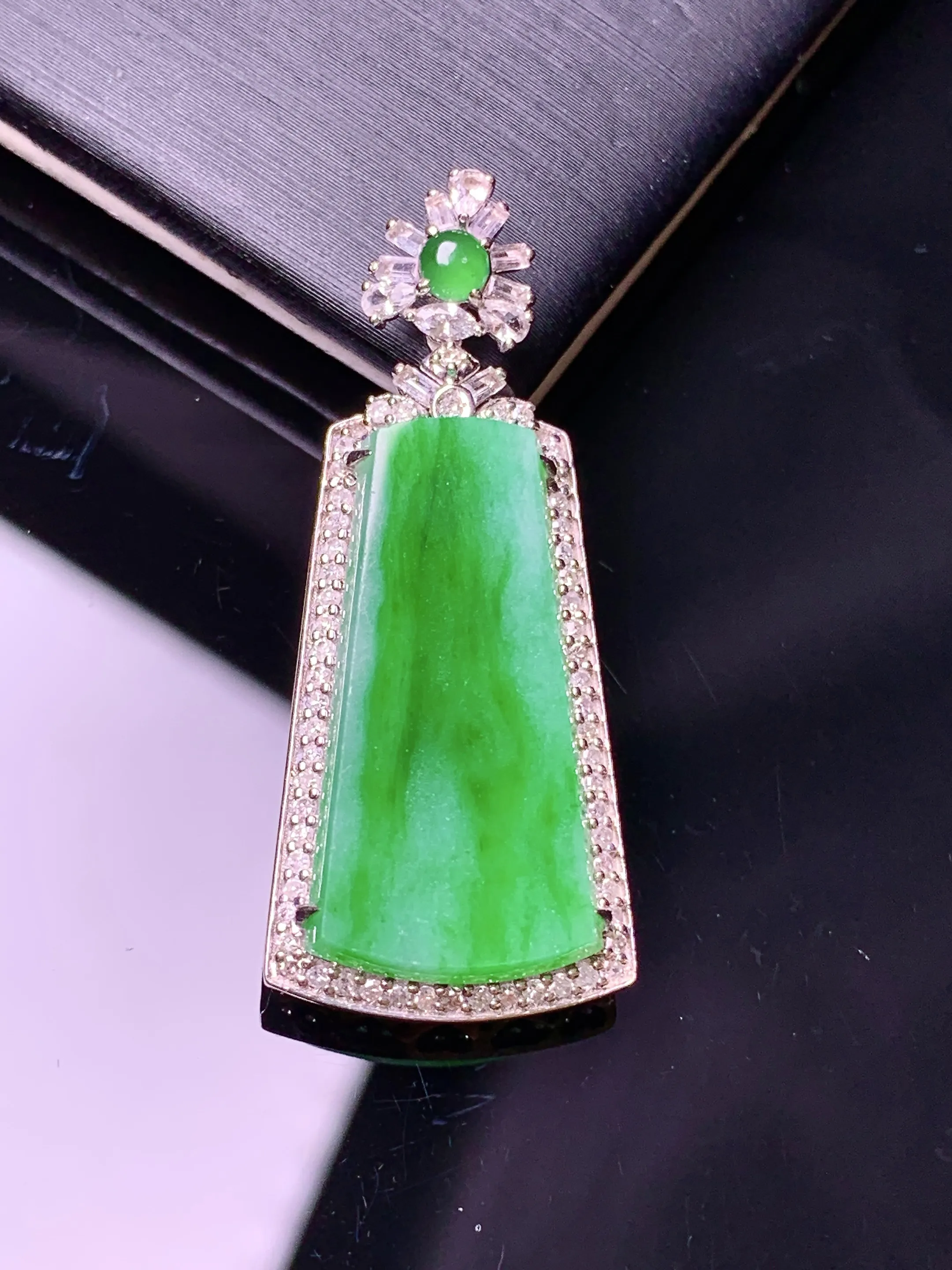 18k金钻镶嵌翠绿无事牌吊坠 玉质细腻  色泽清新艳丽 整体尺寸36.2*15.3*6.5