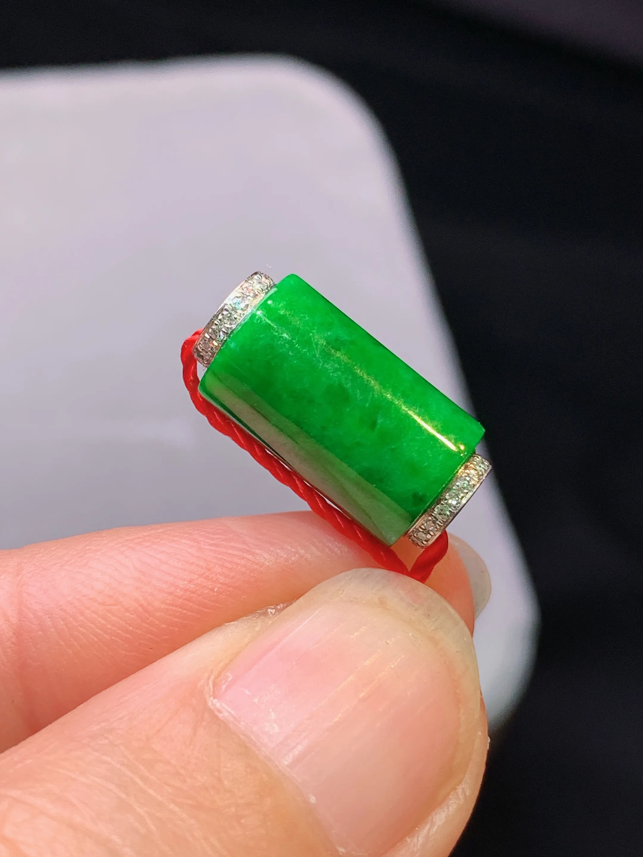 18k金钻镶嵌满绿路路通吊坠 玉质细腻 色泽艳丽清新 整体尺寸16.2*8