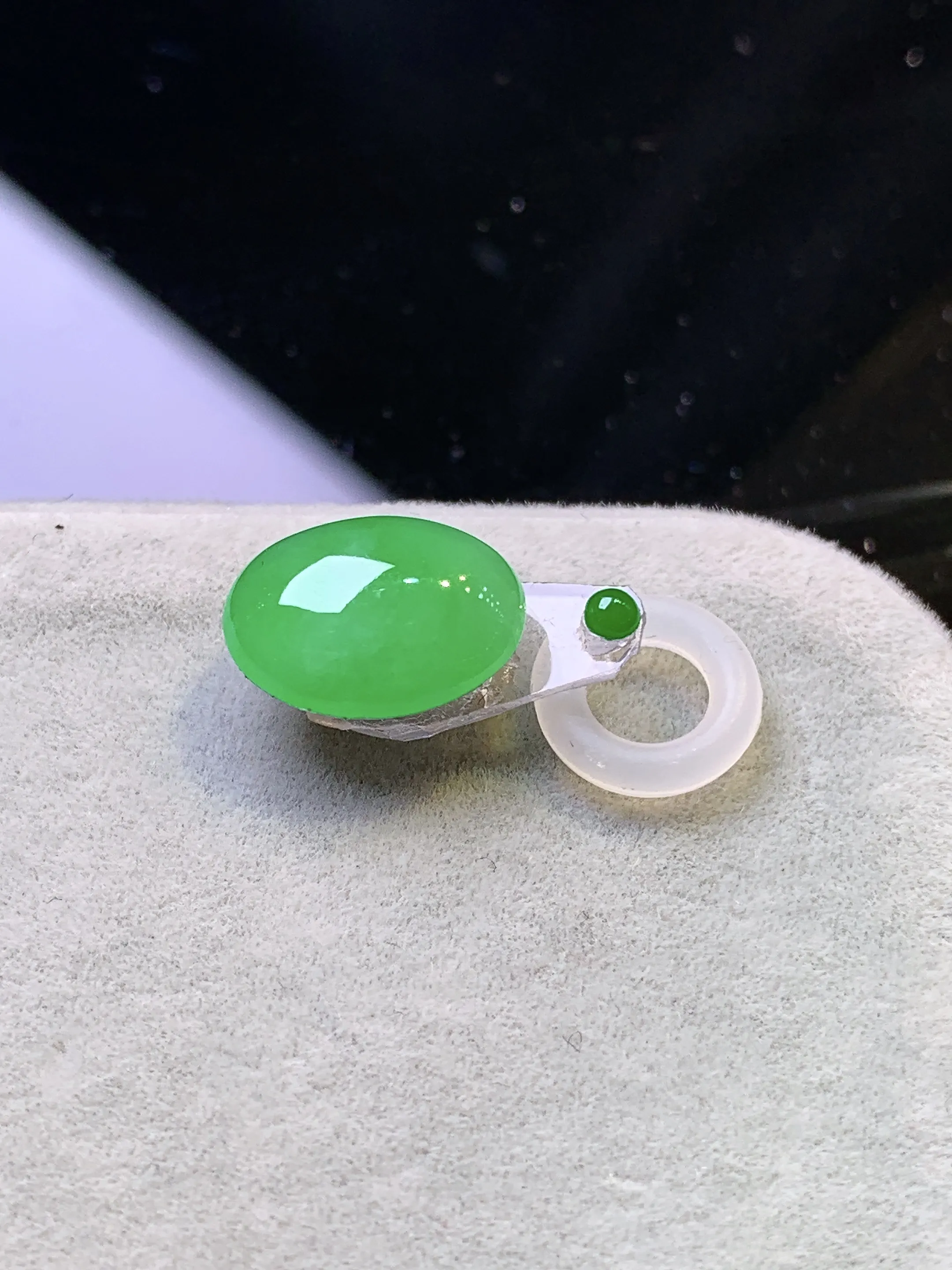 镶嵌款 翠绿蛋面吊坠 玉质细腻  色泽清新艳丽 整体尺寸11.8*9*4.6