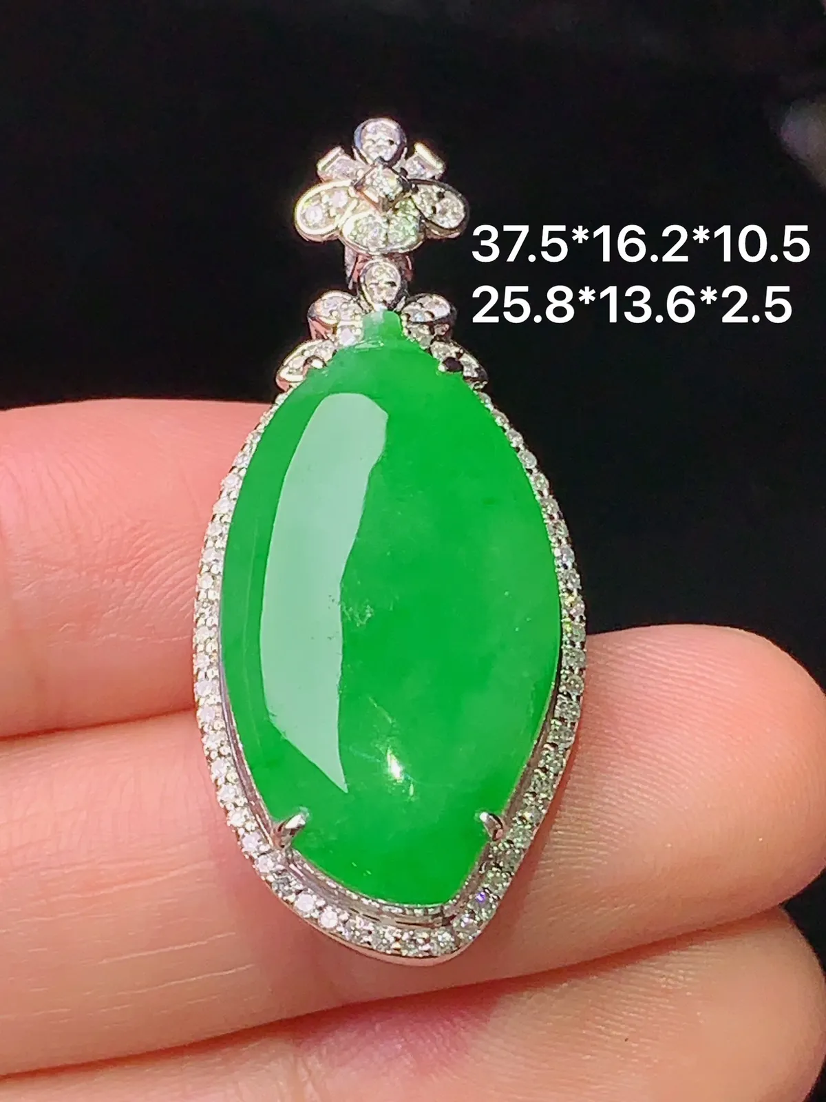 18k金钻镶嵌满绿福瓜吊坠 玉质细腻 色泽清新艳丽 整体尺寸37.5*16.2*10.5