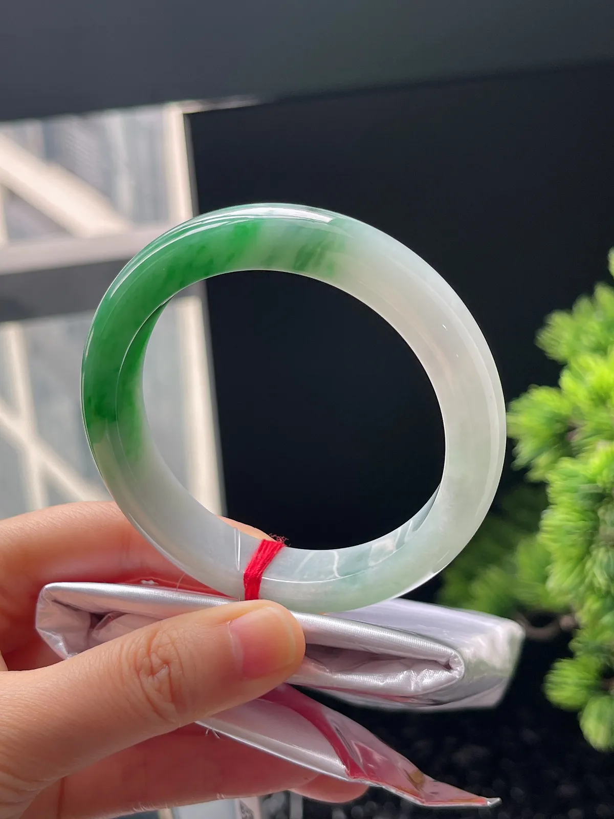 正圈56.6，翡翠白底青手镯