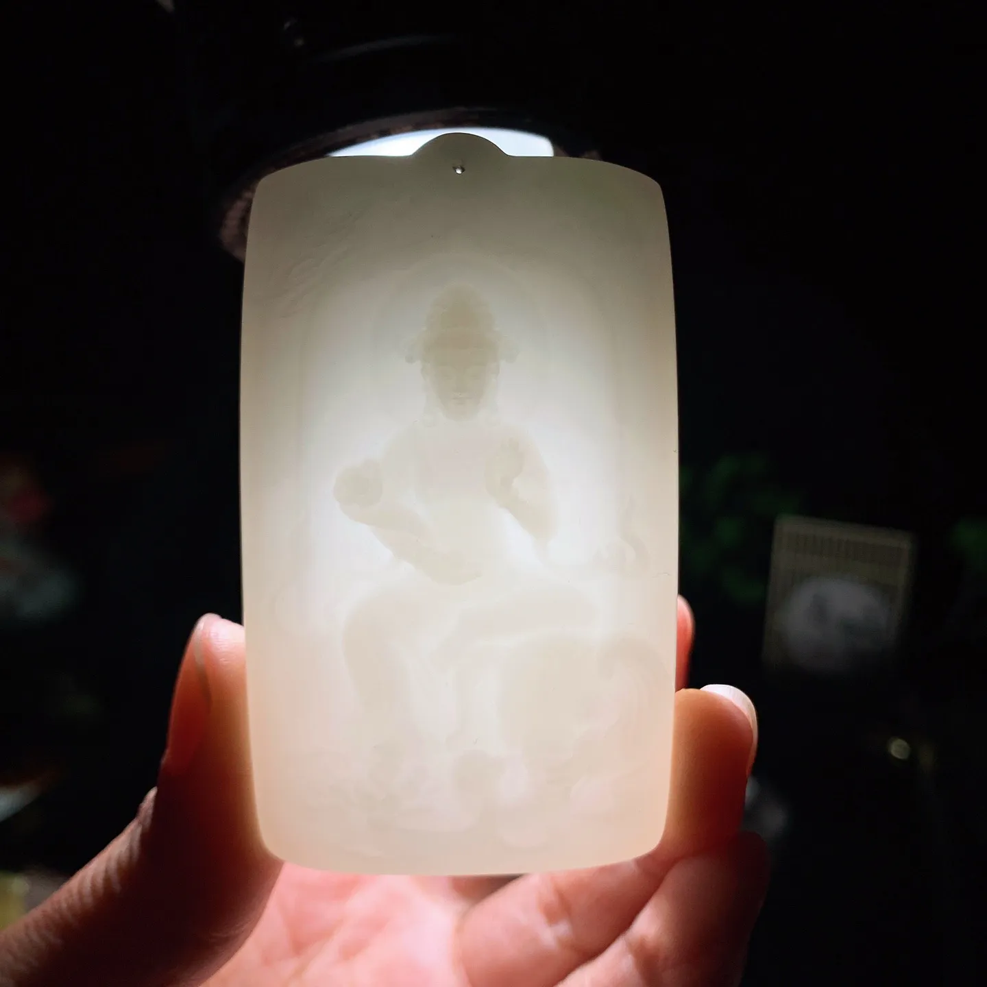 新疆和田玉白玉羊脂白翠青普贤菩萨牌子挂件 尺寸73/43/11重81克。玉质细腻油润。手推出油。品相大气 lt260204