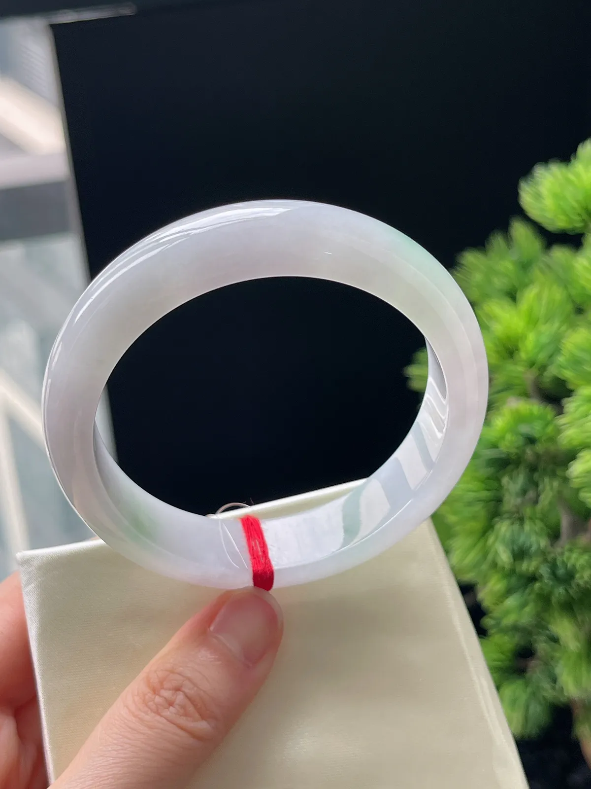 正圈57.3圈口，翡翠冰糯种飘绿手镯