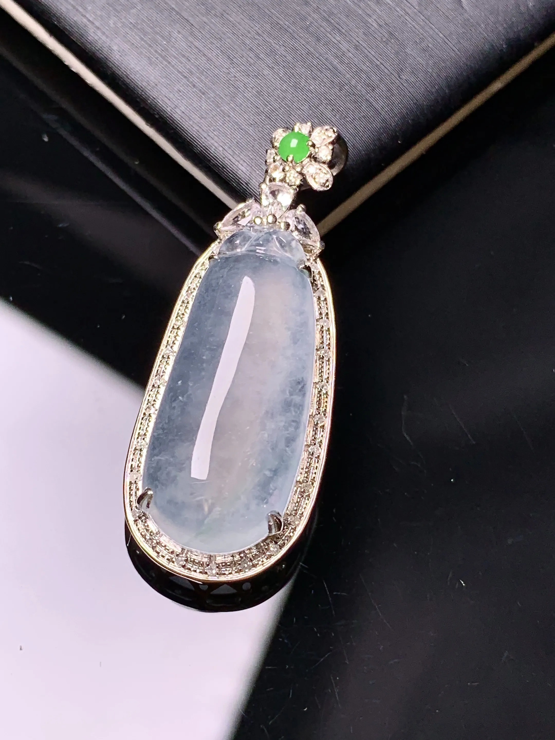 18k金钻镶嵌冰种福瓜吊坠 玉质细腻  色泽清新艳丽 整体尺寸33*12.8*8.2