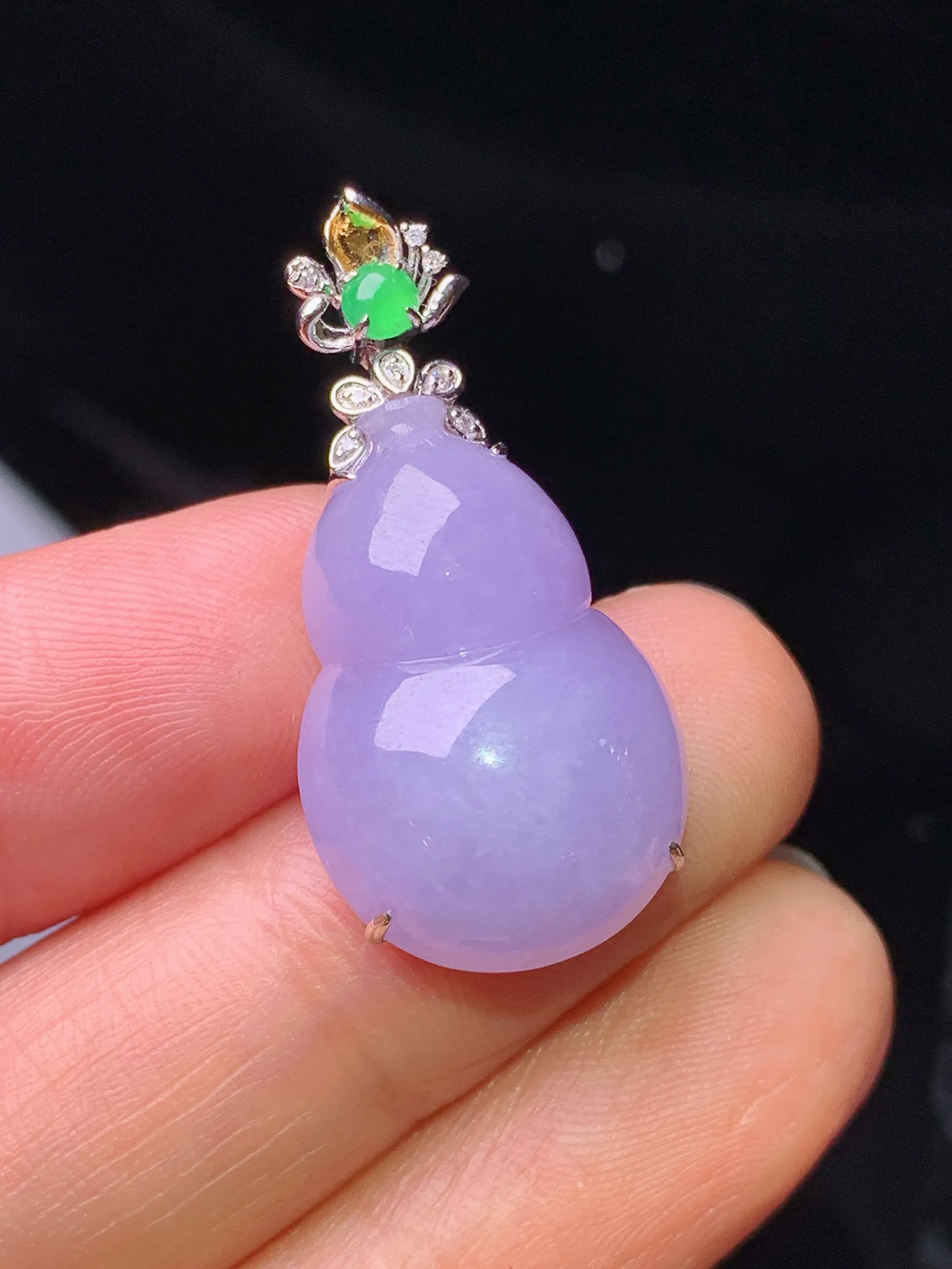 18k金钻镶嵌紫罗兰葫芦吊坠 玉质细腻  色泽清新艳丽 整体尺寸31*14.8*8