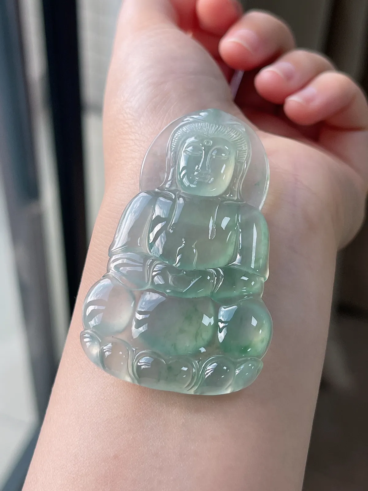 翡翠冰种浅绿色飘花大观音挂坠