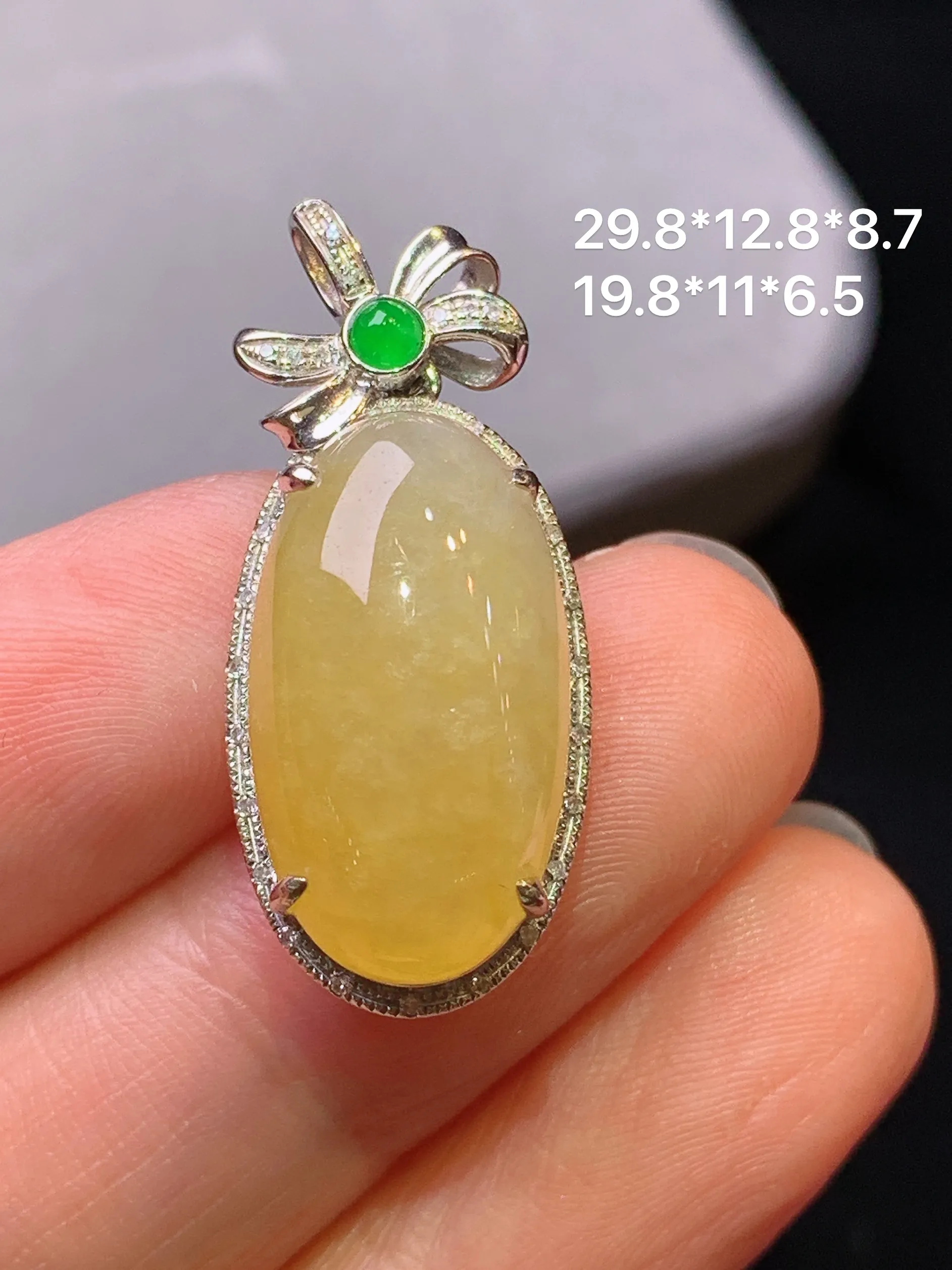 18k金钻镶嵌黄翡蛋面吊坠 玉质细腻 色泽艳丽清新 整体尺寸29.8*12.8*8.7