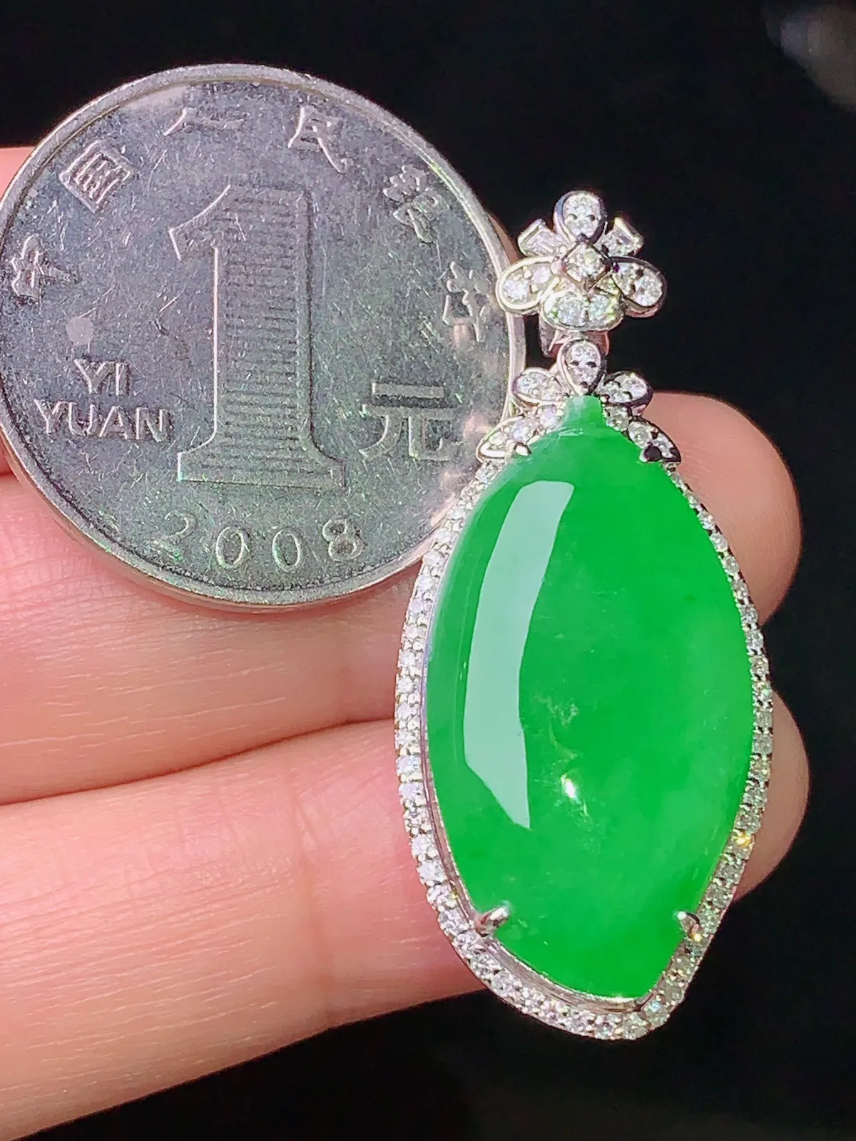 18k金钻镶嵌满绿福瓜吊坠 玉质细腻 色泽清新艳丽 整体尺寸37.5*16.2*10.5