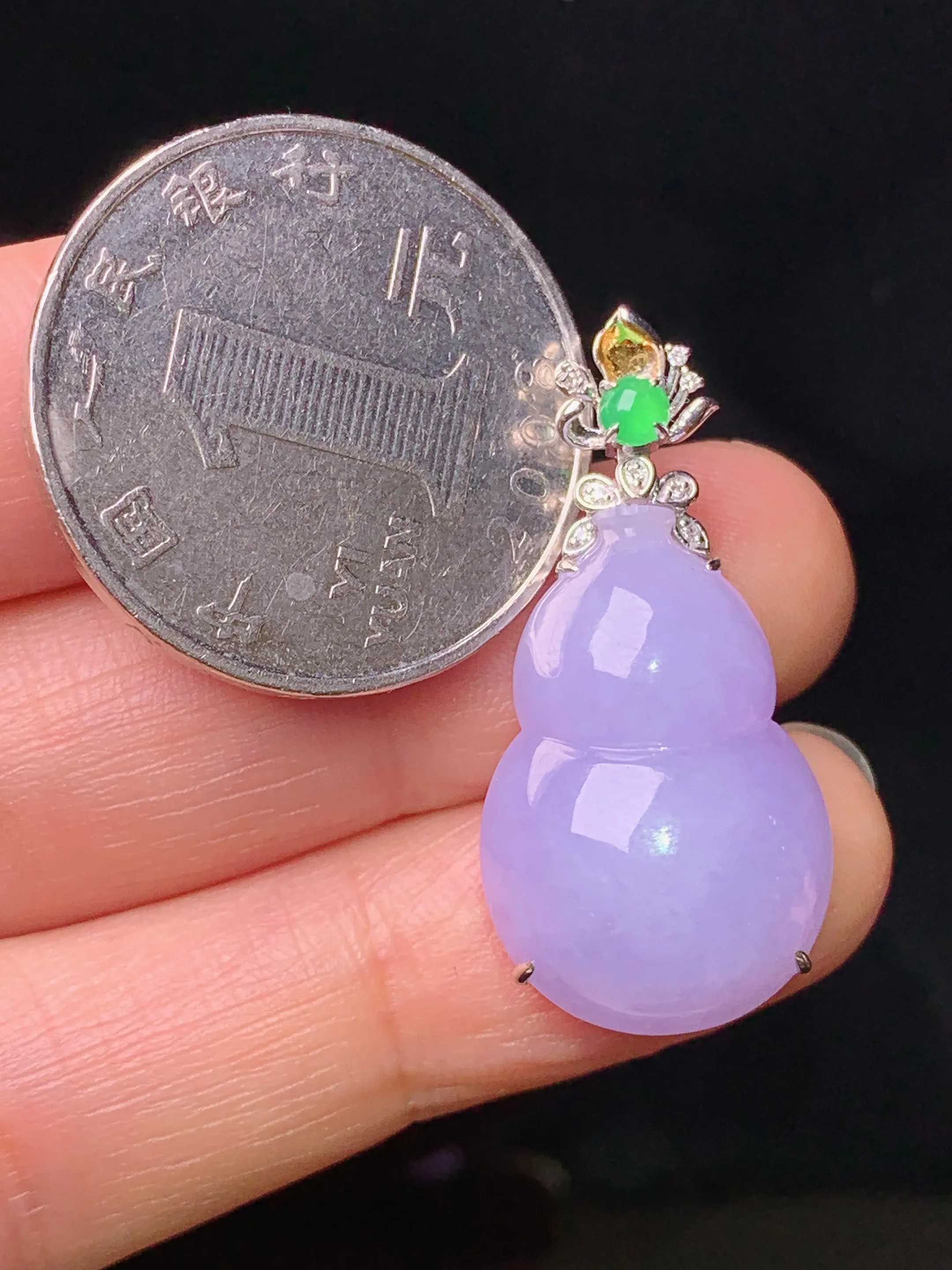 18k金钻镶嵌紫罗兰葫芦吊坠 玉质细腻  色泽清新艳丽 整体尺寸31*14.8*8