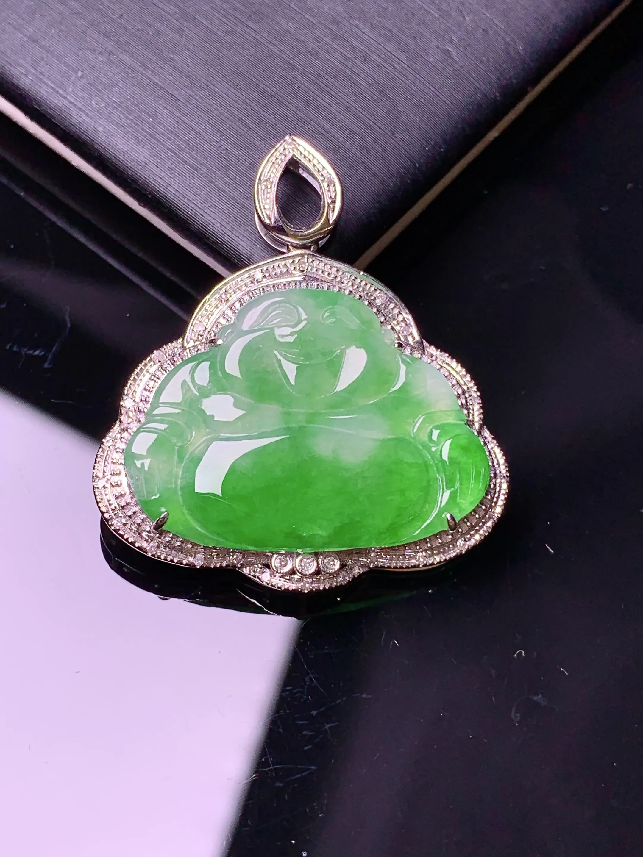 18k金钻镶嵌翠绿佛公吊坠 玉质细腻  色泽清新艳丽 整体尺寸31.2*27.5*5.3