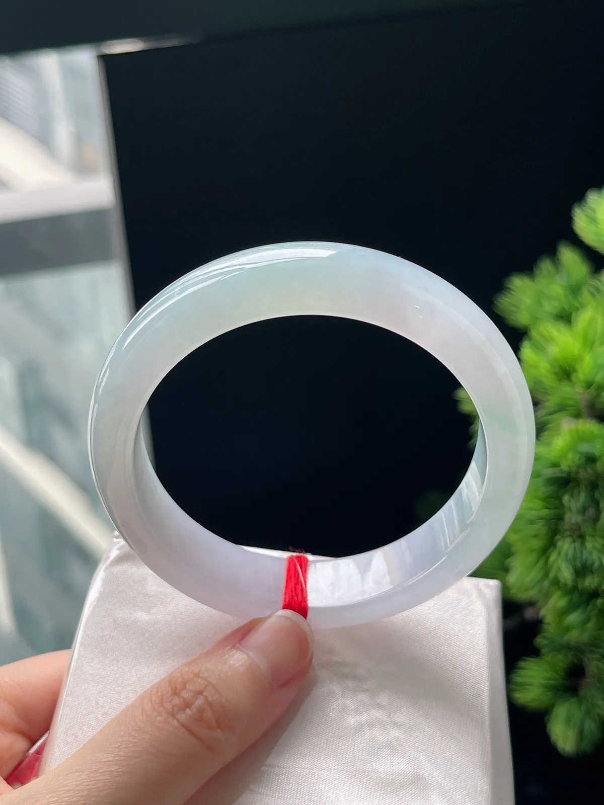 正圈57圈口，翡翠冰糯种淡绿色手镯