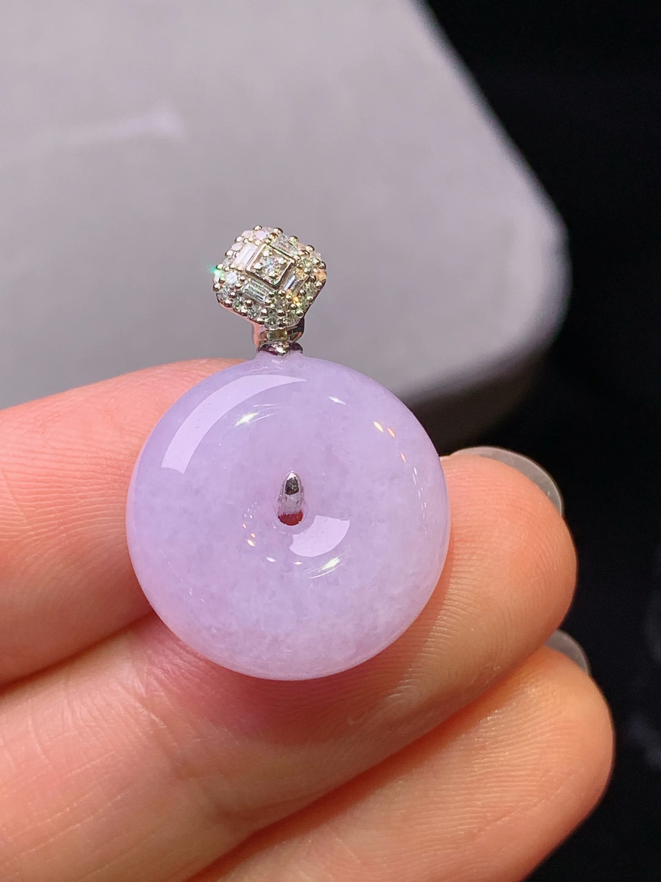 18k金钻镶嵌紫罗兰平安扣吊坠 玉质细腻 色泽艳丽清新 整体尺寸24.2*17*7.5