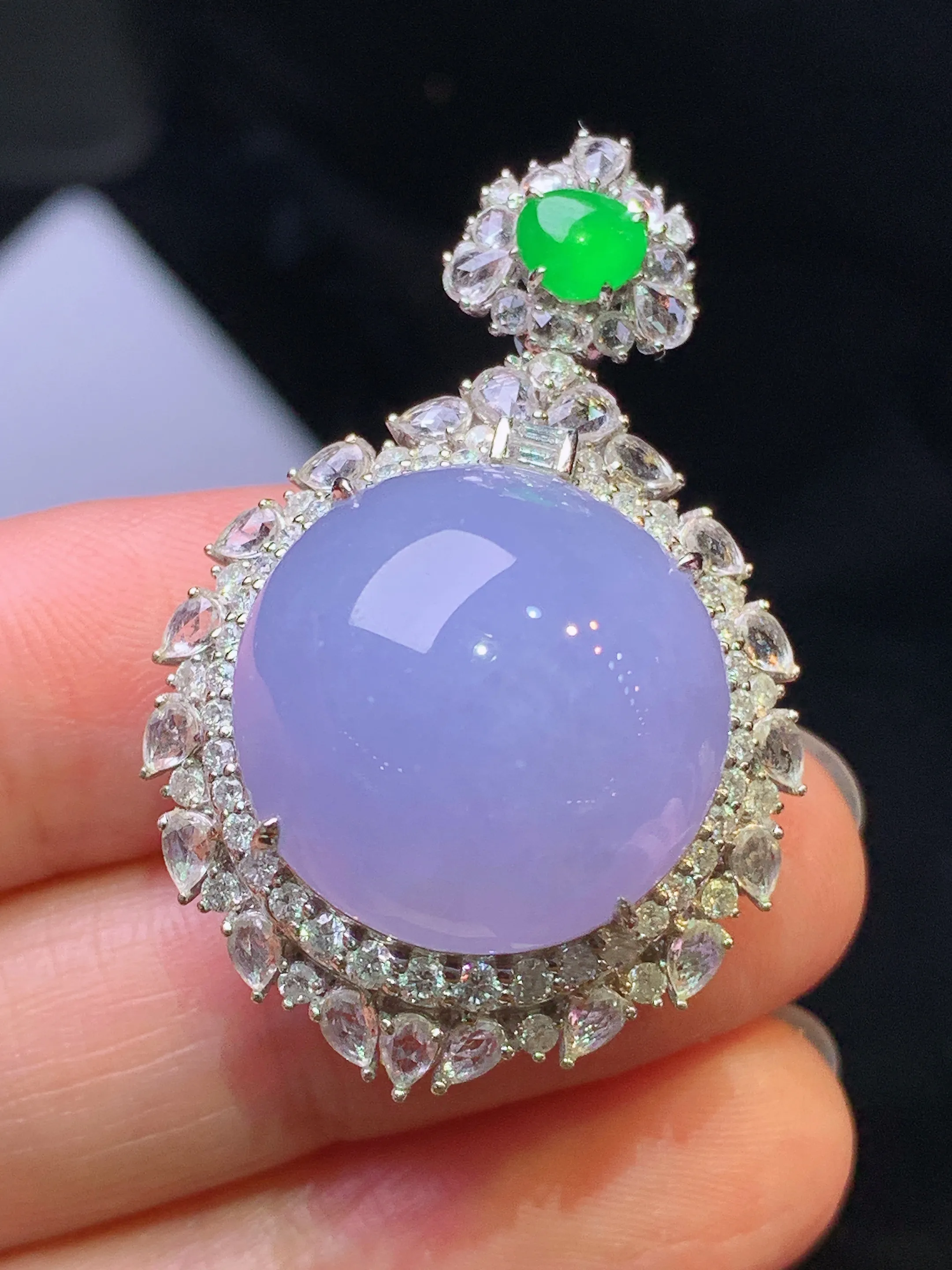 18k金钻镶嵌紫罗兰蛋面吊坠 玉质细腻  色泽清新艳丽 整体尺寸38.3*25*17.5