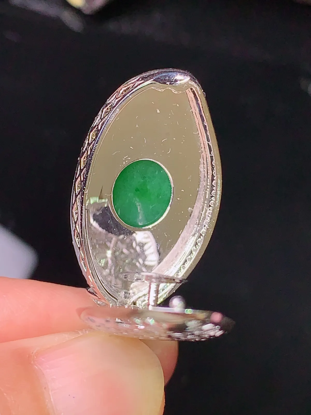 18k金钻镶嵌满绿福瓜吊坠 玉质细腻 色泽清新艳丽 整体尺寸37.5*16.2*10.5