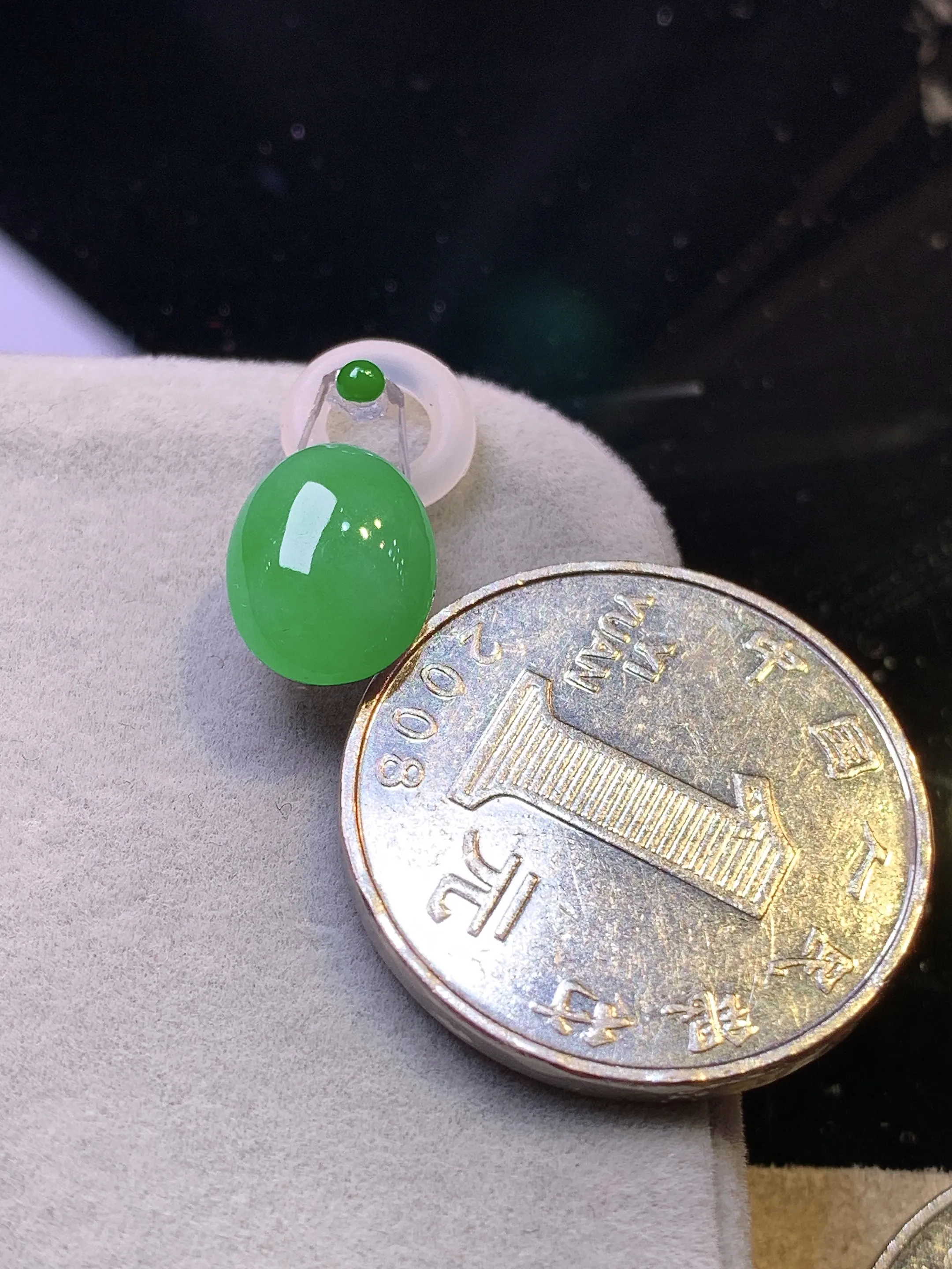 镶嵌款 翠绿蛋面吊坠 玉质细腻  色泽清新艳丽 整体尺寸11.8*9*4.6