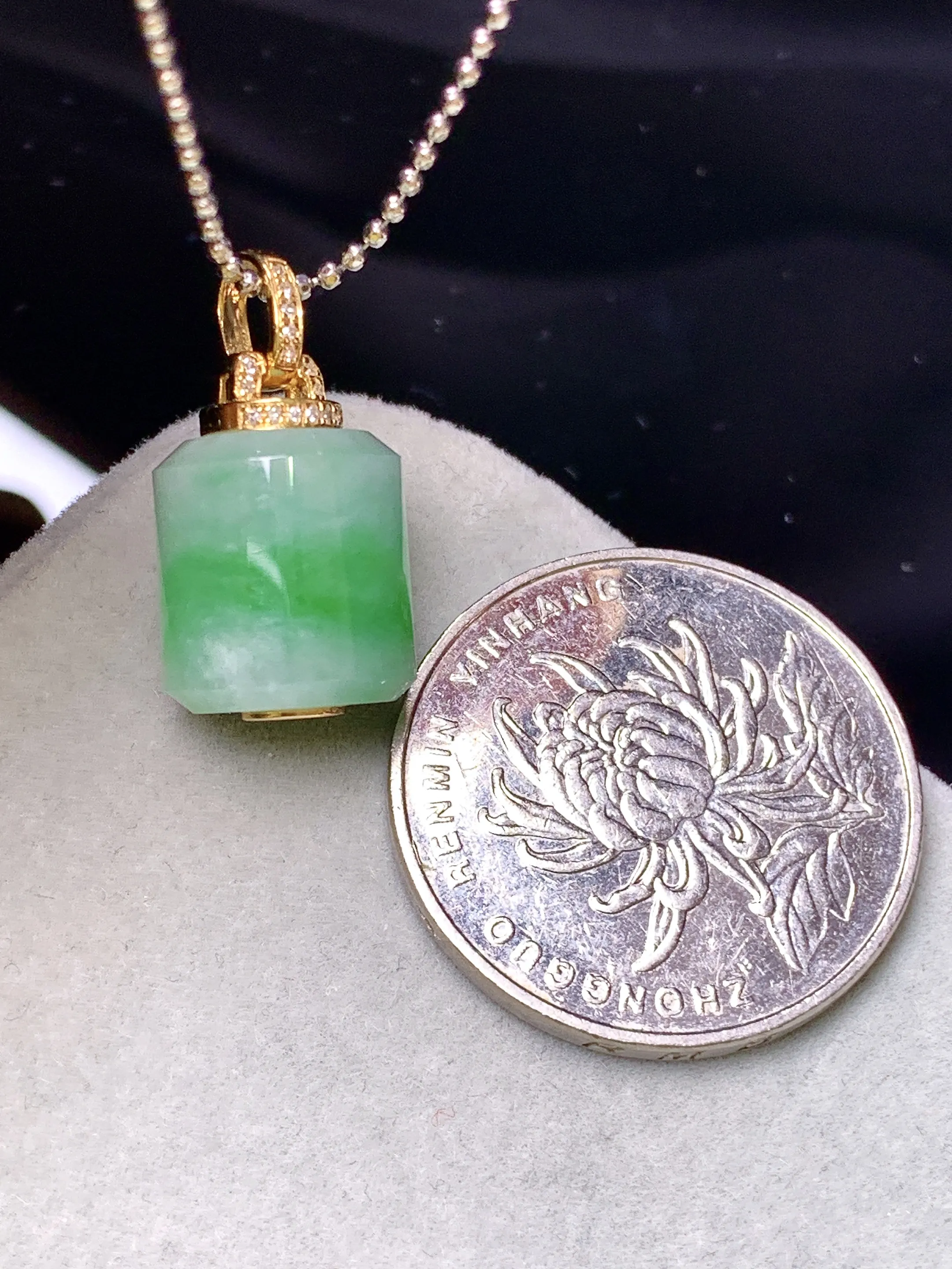 18k金钻镶嵌飘绿路路通吊坠 玉质细腻 色泽艳丽清新 整体尺寸20.6*11.5