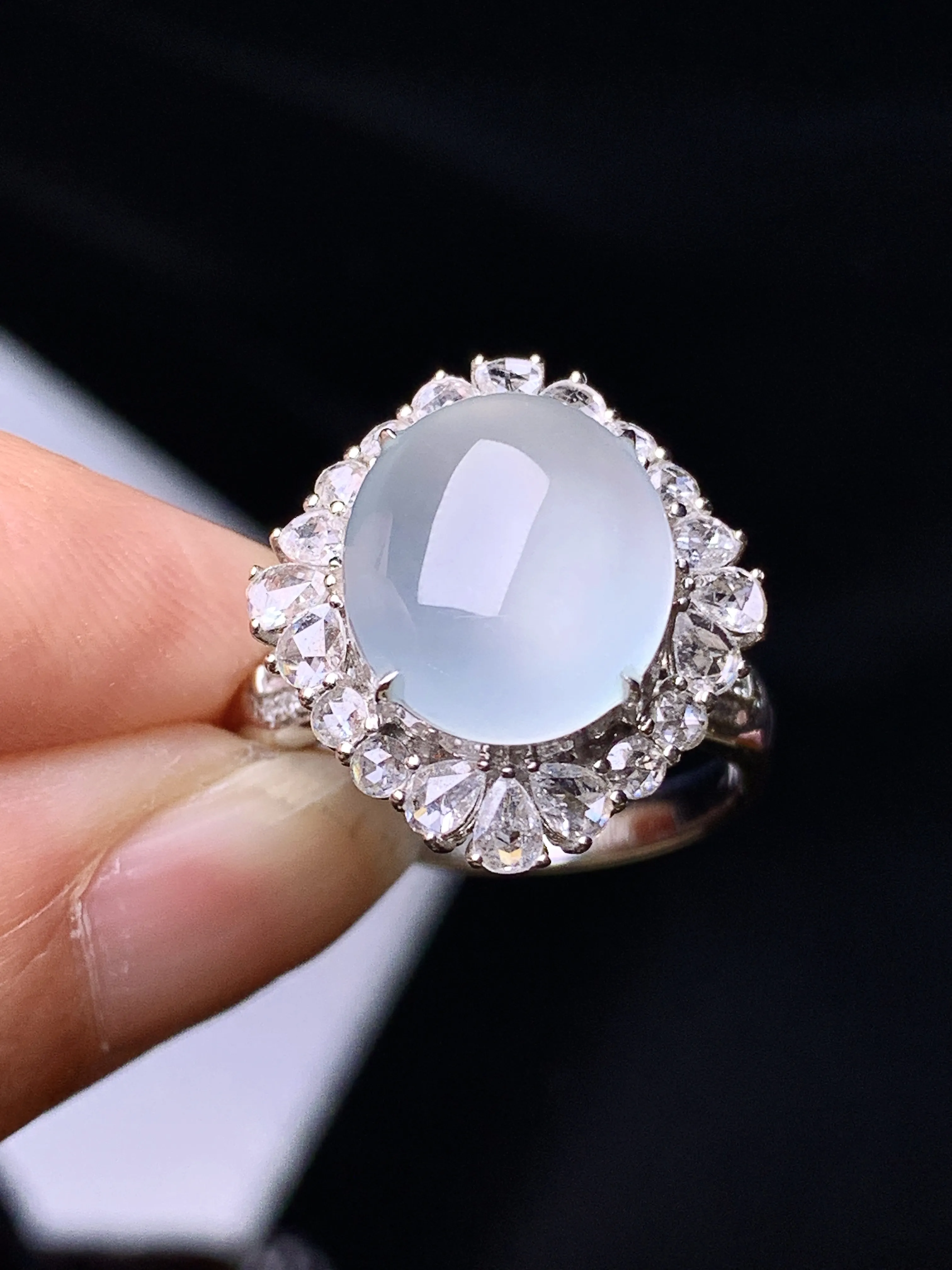 18k金钻镶嵌冰种蛋面戒指 玉质细腻  色泽清新艳丽 圈口13.5 整体尺寸17.8*16.5*12