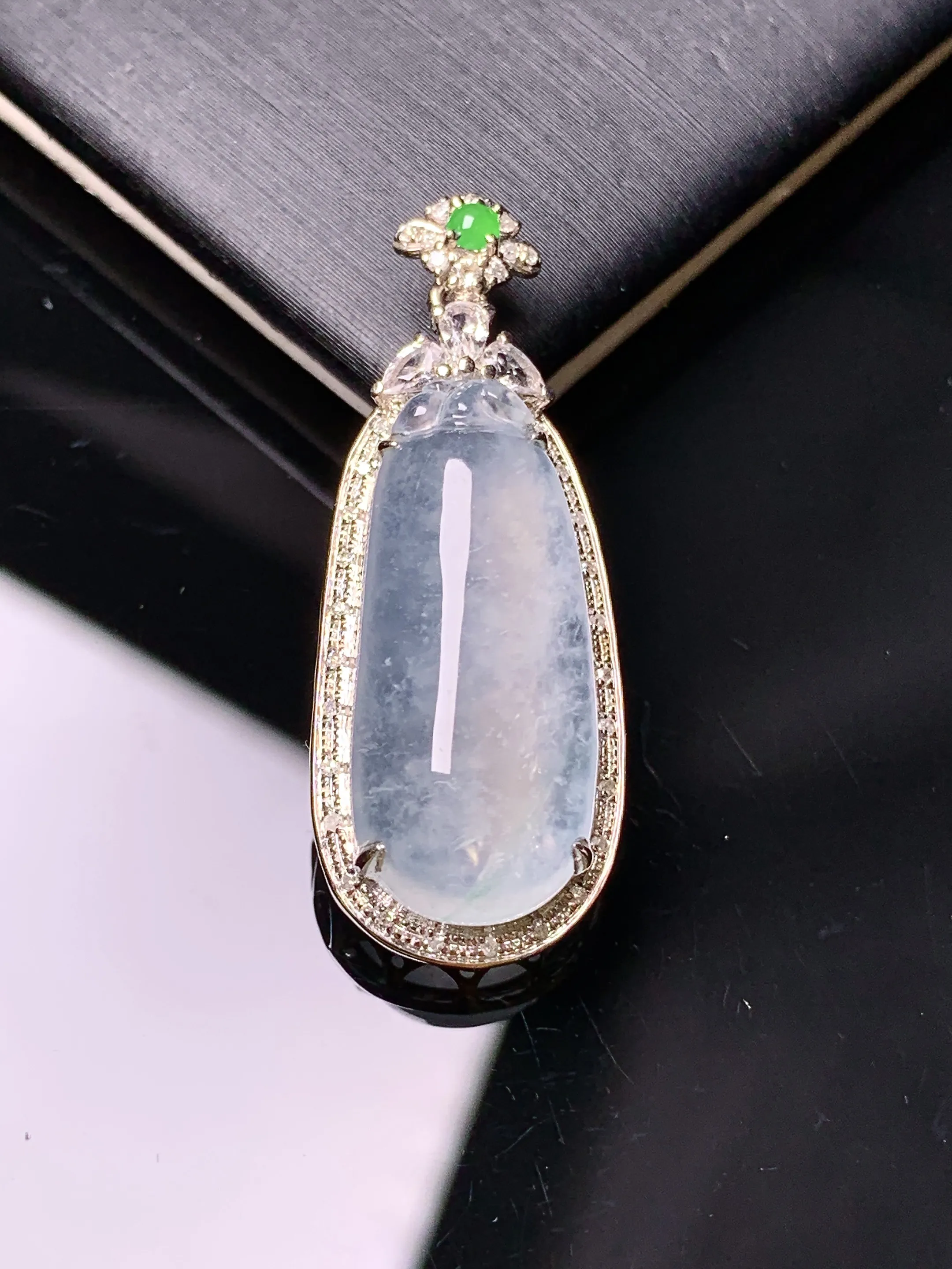 18k金钻镶嵌冰种福瓜吊坠 玉质细腻  色泽清新艳丽 整体尺寸33*12.8*8.2