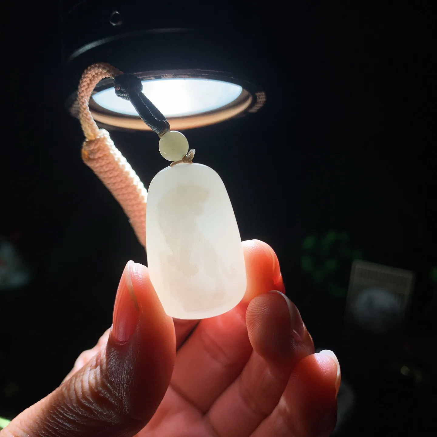 和田玉白玉上山虎挂件 尺寸31/19/10重13克。玉质细腻油润。手推出油。品相大气 lt260204