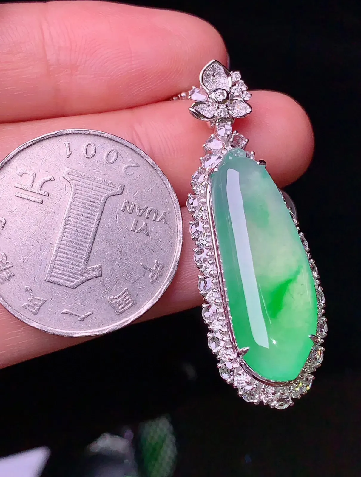 18k金钻镶嵌冰种飘绿福瓜吊坠 玉质细腻 色泽艳丽 整体尺寸42.3*14.5*10.5