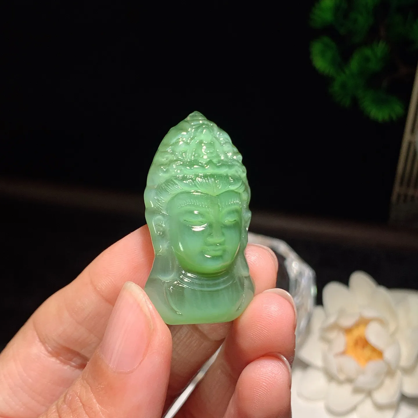 和田玉阳绿猫眼俄罗斯碧玉观音头挂件 尺寸40/21/11重13.7克。玉质细腻油润。手推出油。佩戴高端典雅。lt260204