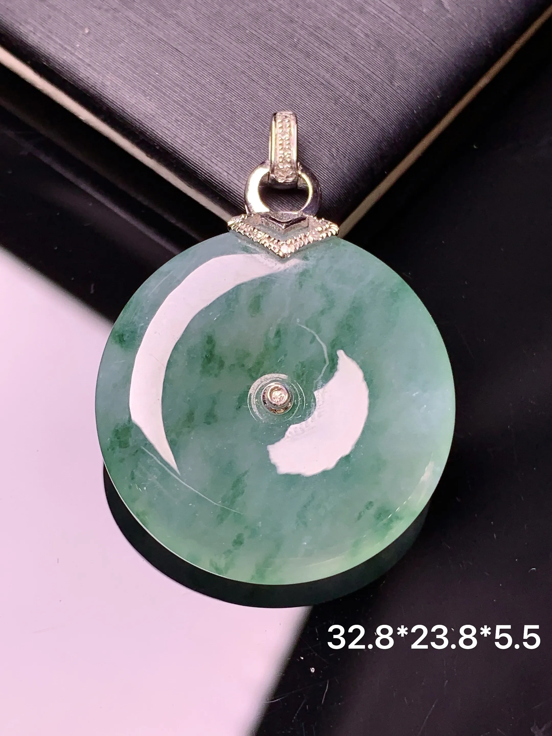 18k金钻镶嵌飘绿平安扣吊坠 玉质细腻  色泽清新艳丽 整体尺寸32.8*23.8*5.5