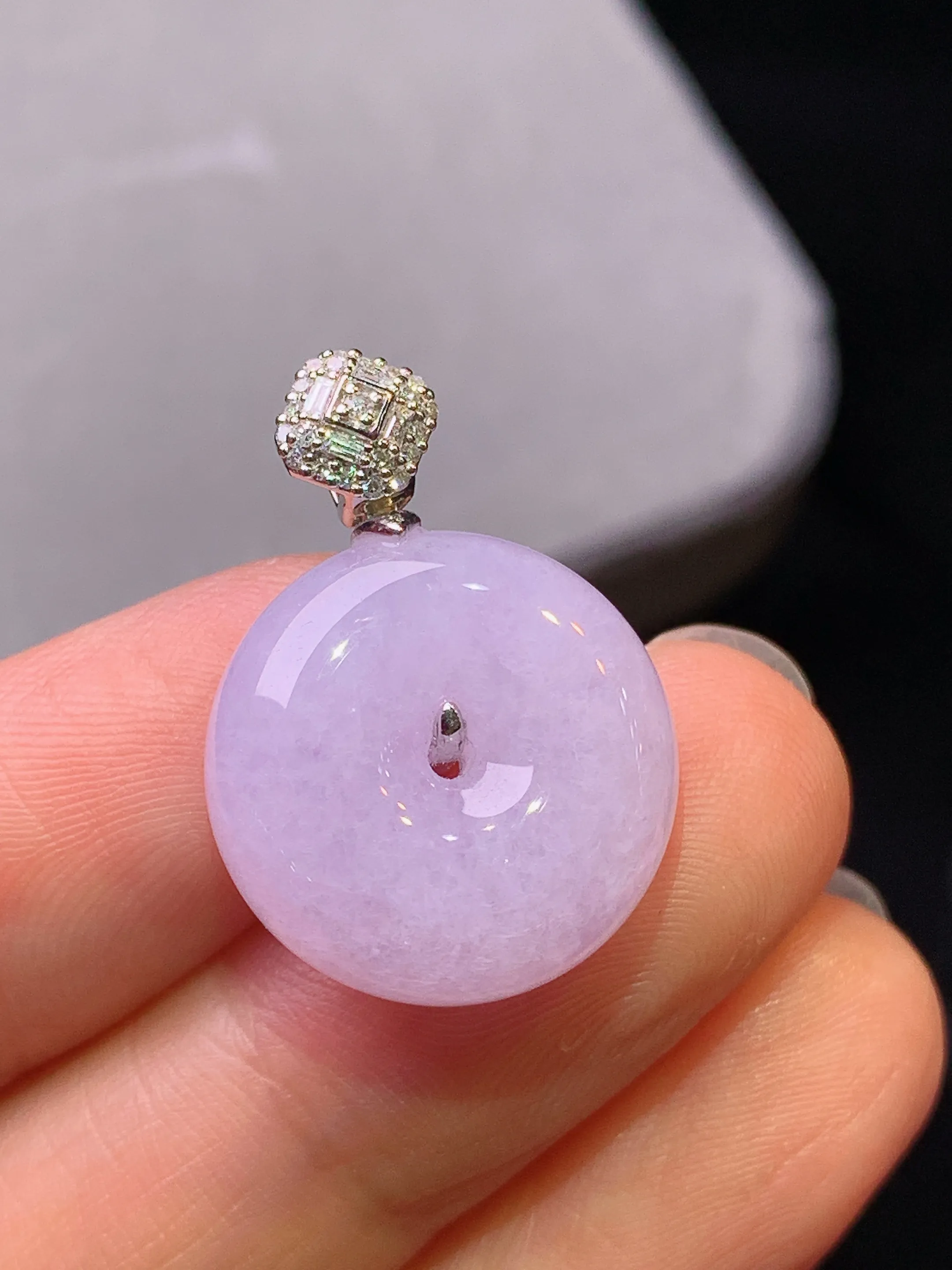 18k金钻镶嵌紫罗兰平安扣吊坠 玉质细腻 色泽艳丽清新 整体尺寸24.2*17*7.5