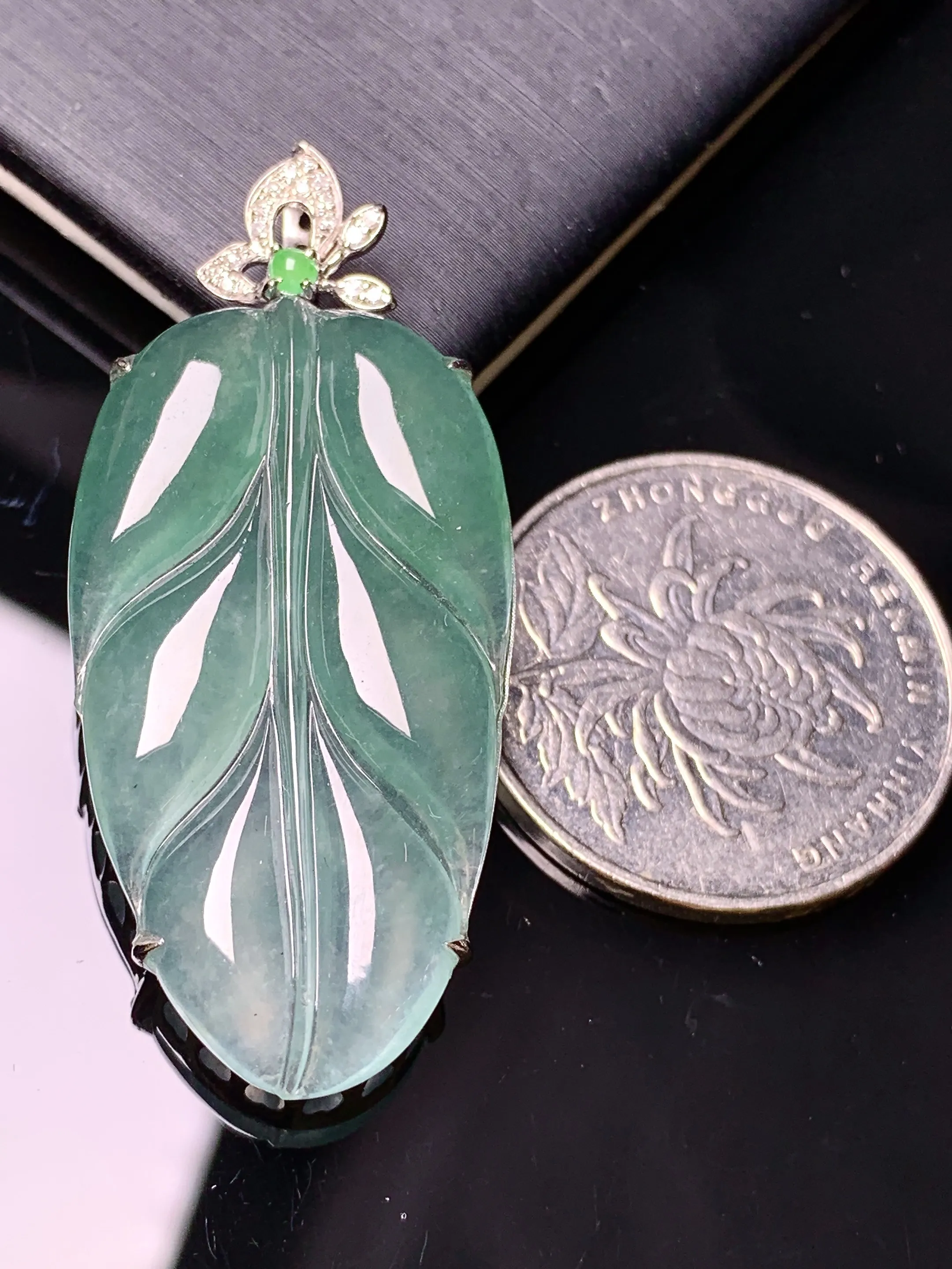18k金钻镶嵌冰种树叶吊坠 玉质细腻  色泽清新艳丽 整体尺寸45*20.5*6.8