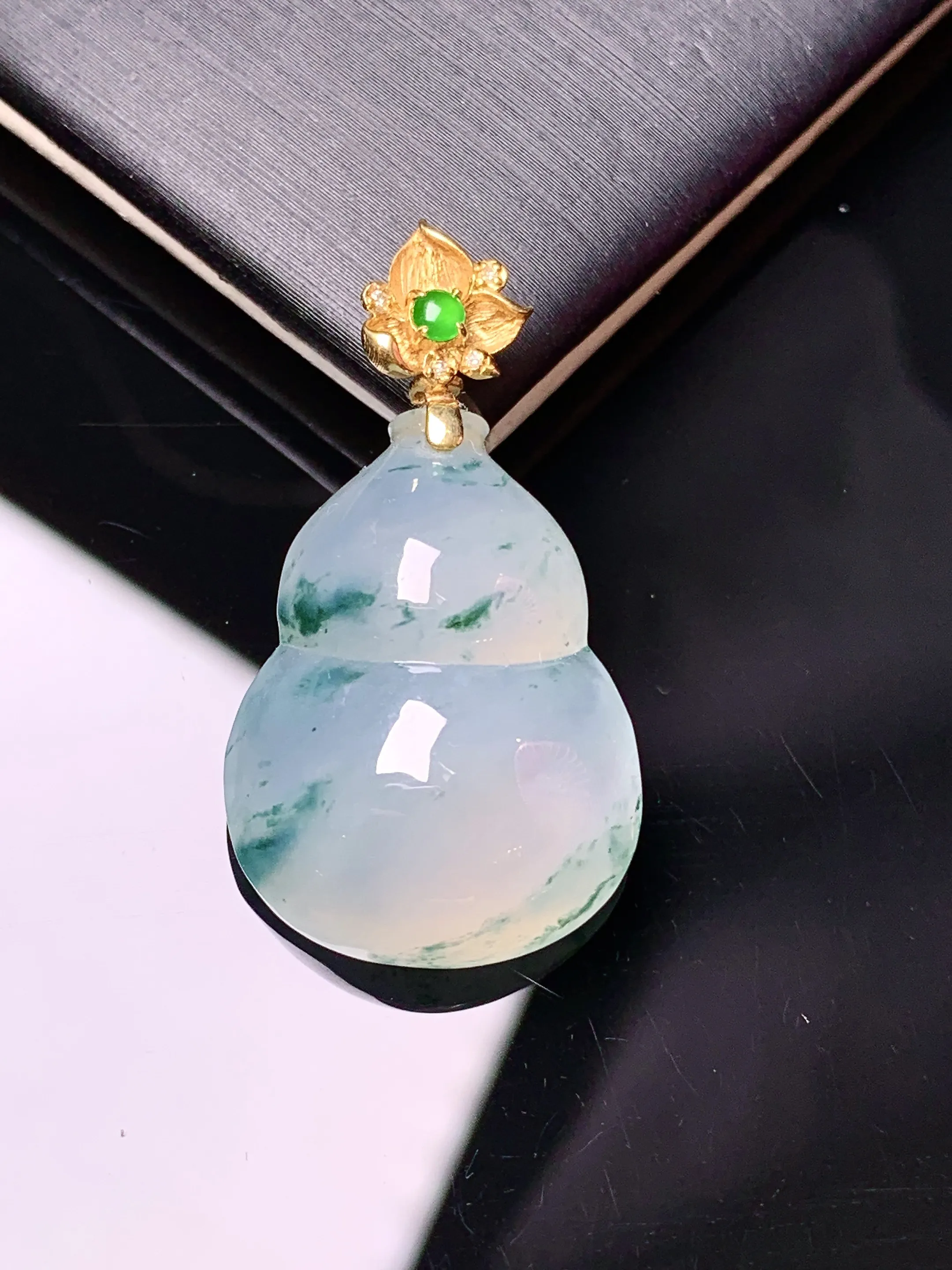 18k金钻镶嵌冰种飘绿葫芦吊坠 玉质细腻  色泽清新艳丽 整体尺寸32.5*17.8*8.6