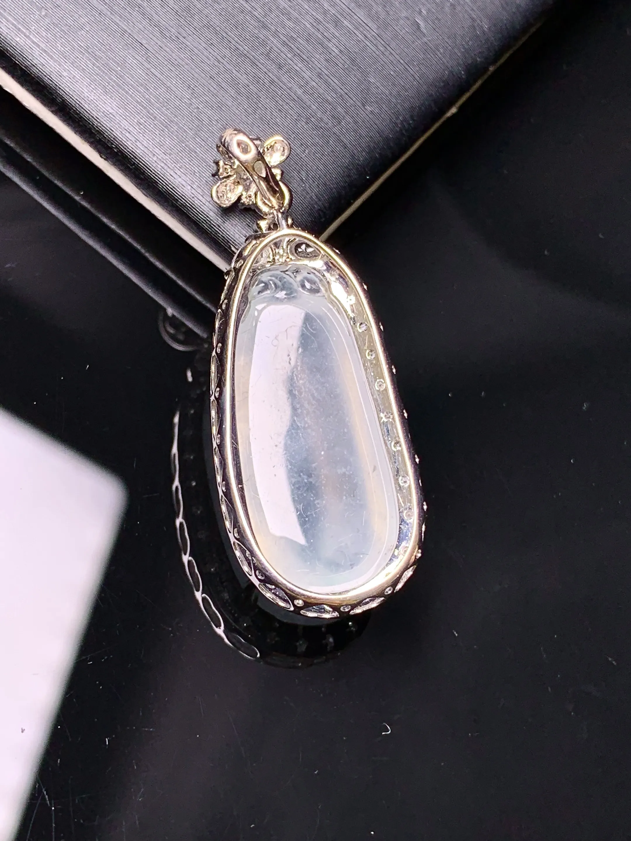 18k金钻镶嵌冰种福瓜吊坠 玉质细腻  色泽清新艳丽 整体尺寸33*12.8*8.2