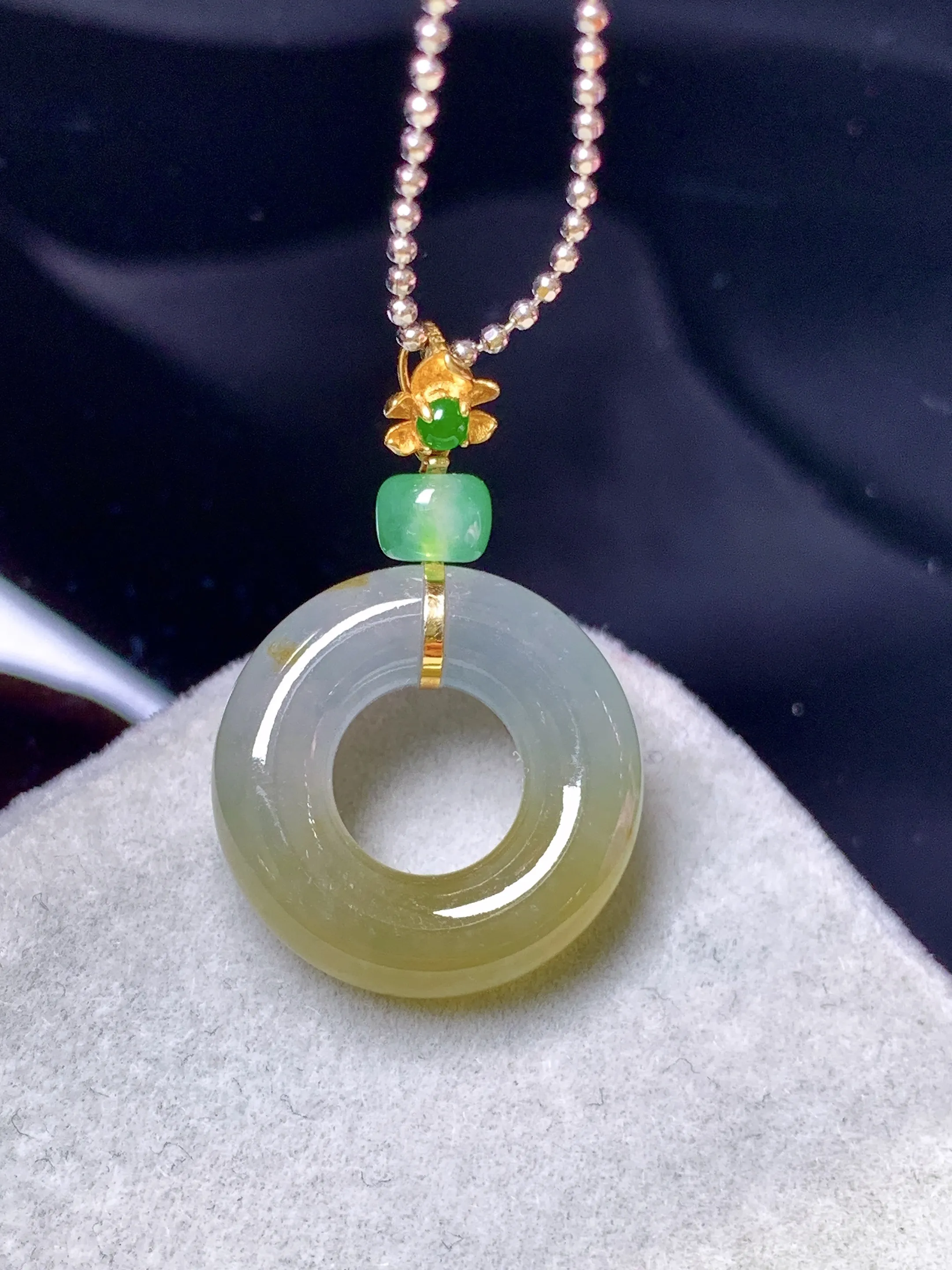 18k金镶嵌飘黄翡平安环吊坠 玉质细腻  色泽清新艳丽 整体尺寸28.8*18.2*5.5
